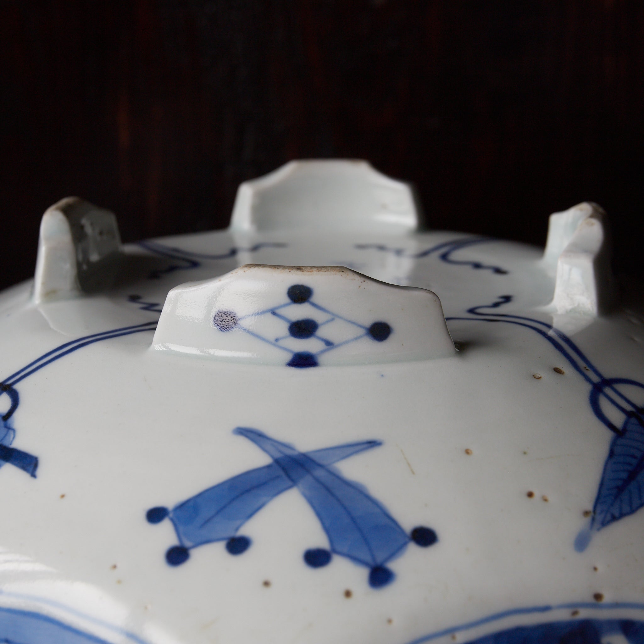 PLATO OCTOGONAL, Cerámica Kotō, con azul bajo cubierta diseño de volutas florales, Período Edo(1603–1867 d. C.)