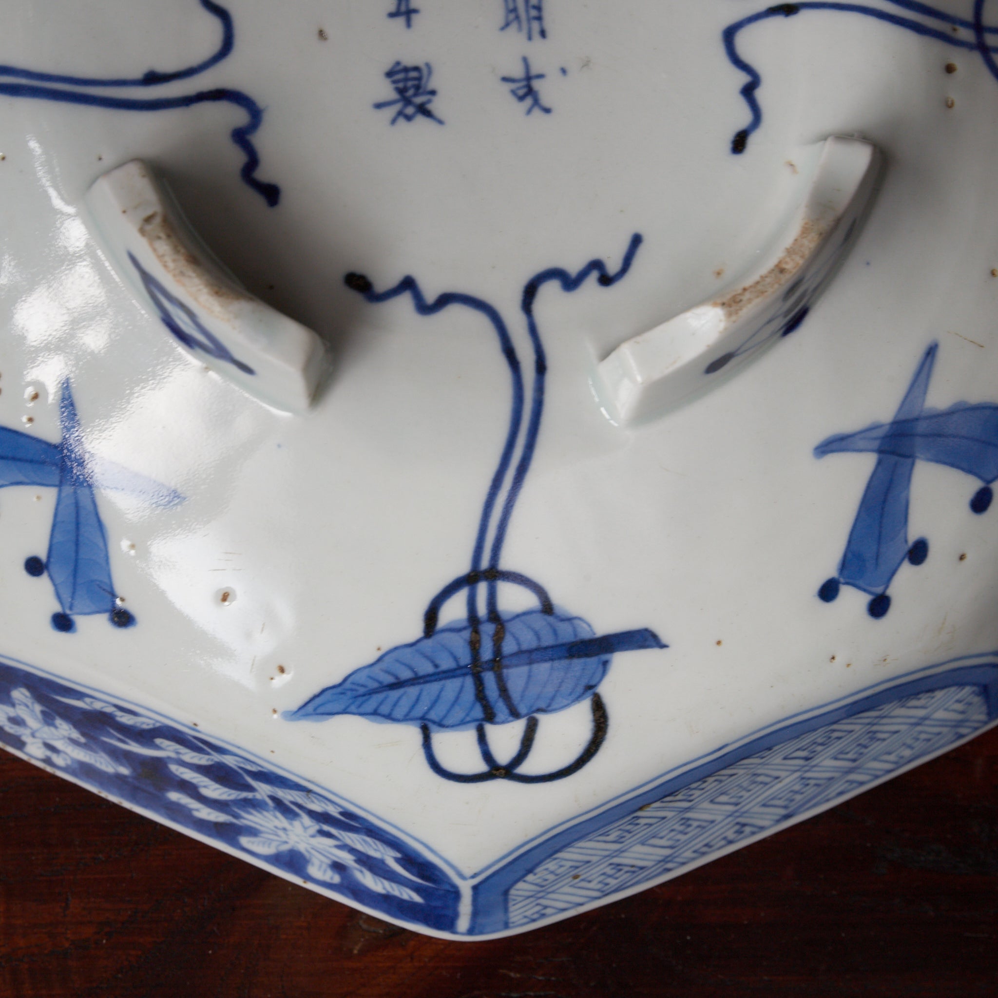 PLATO OCTOGONAL, Cerámica Kotō, con azul bajo cubierta diseño de volutas florales, Período Edo(1603–1867 d. C.)