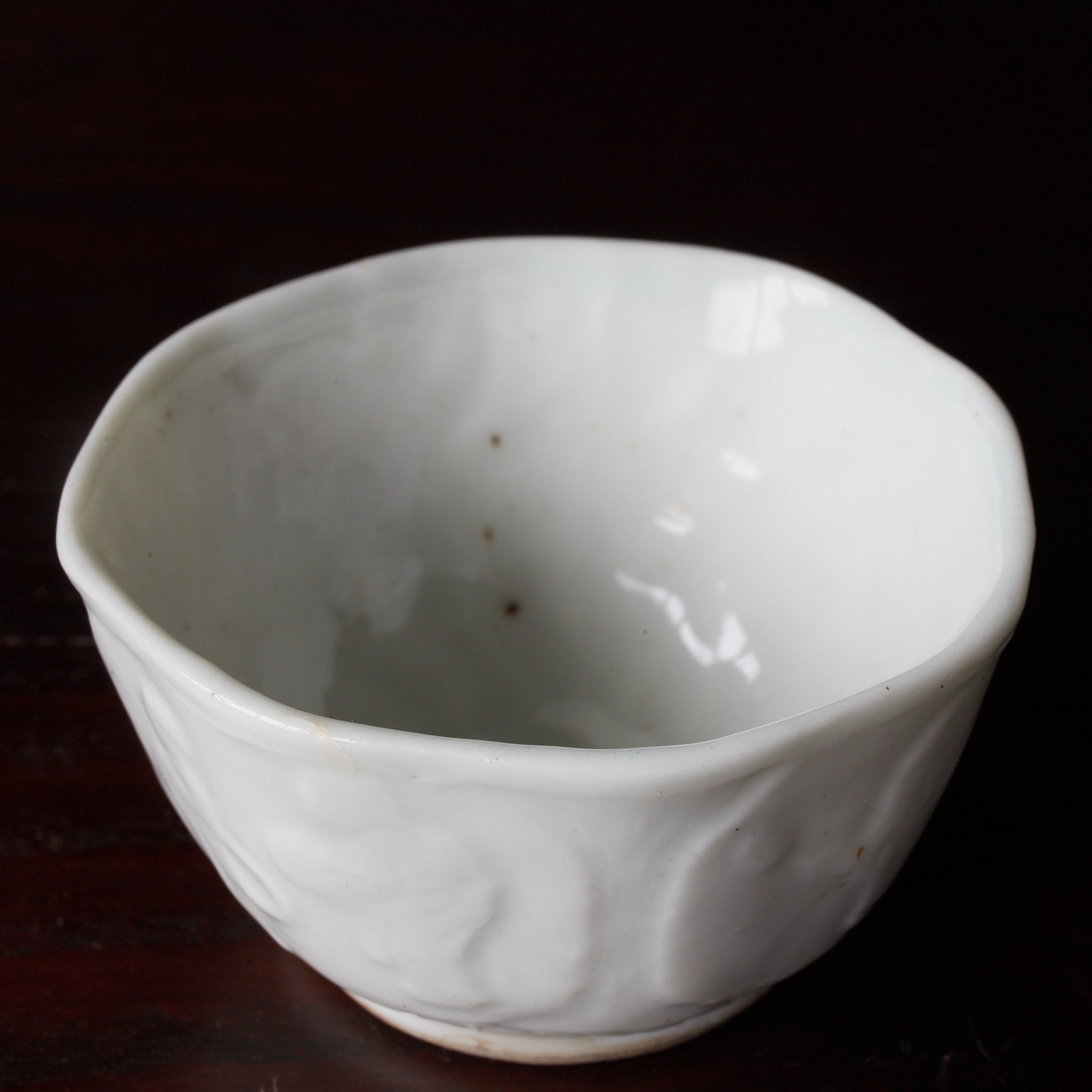ACHTECKIG BECHER, Dehua-Keramik, weißporzellan mit reliefgeschnitzter fabelwesen-design