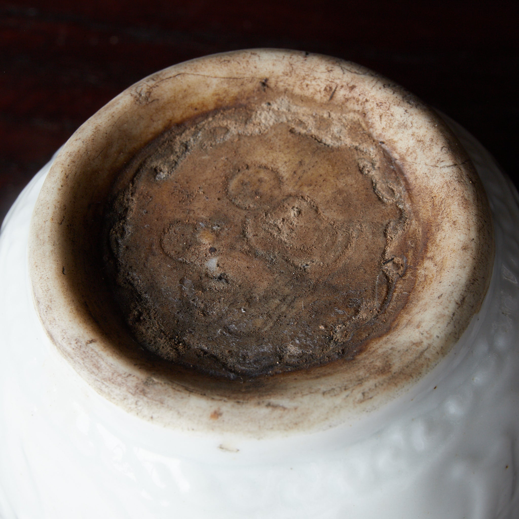 ACHTECKIG BECHER, Dehua-Keramik, weißporzellan mit reliefgeschnitzter fabelwesen-design