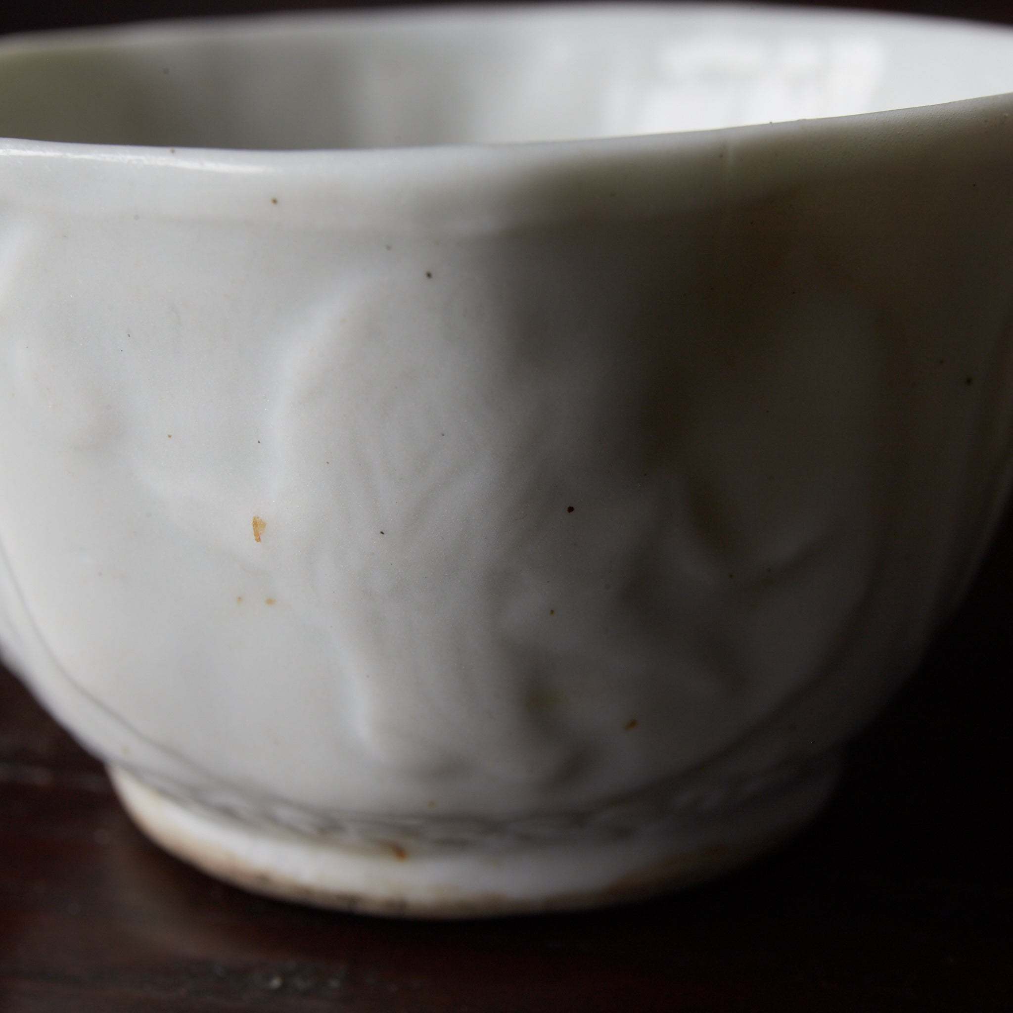 ACHTECKIG BECHER, Dehua-Keramik, weißporzellan mit reliefgeschnitzter fabelwesen-design