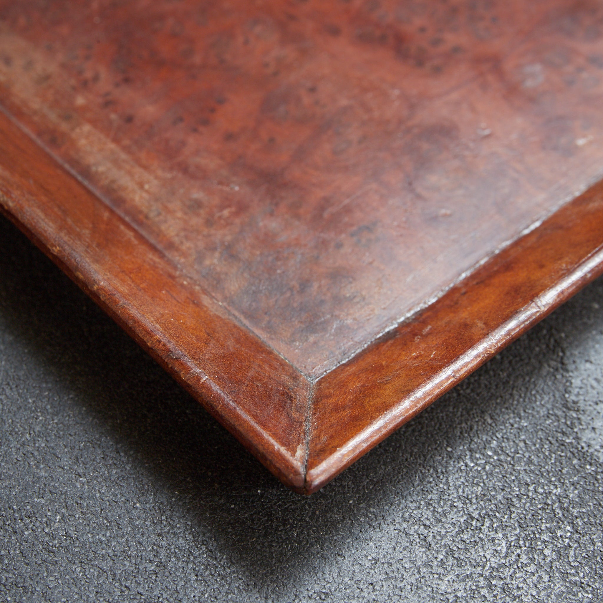 BANDEJA DE TÉ RECTANGULAR DE MADERA DE KARAKI CON VETA NUDOSA