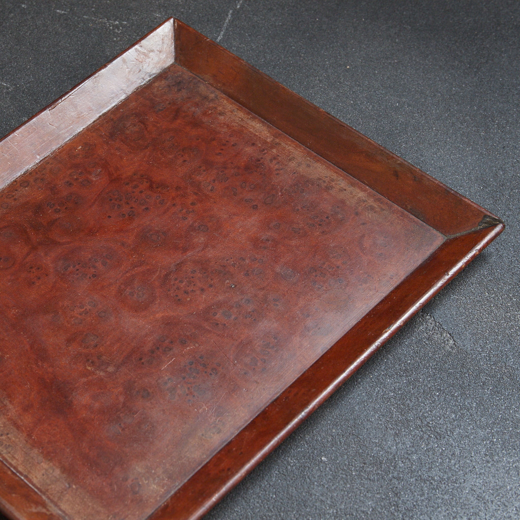 BANDEJA DE TÉ RECTANGULAR DE MADERA DE KARAKI CON VETA NUDOSA