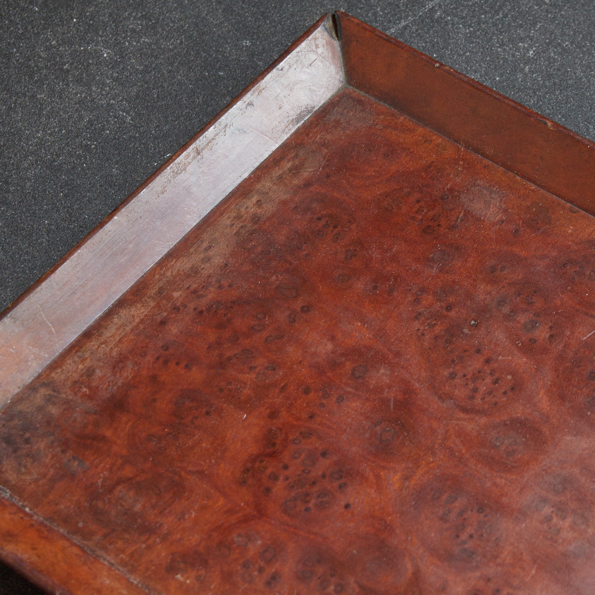 BANDEJA DE TÉ RECTANGULAR DE MADERA DE KARAKI CON VETA NUDOSA