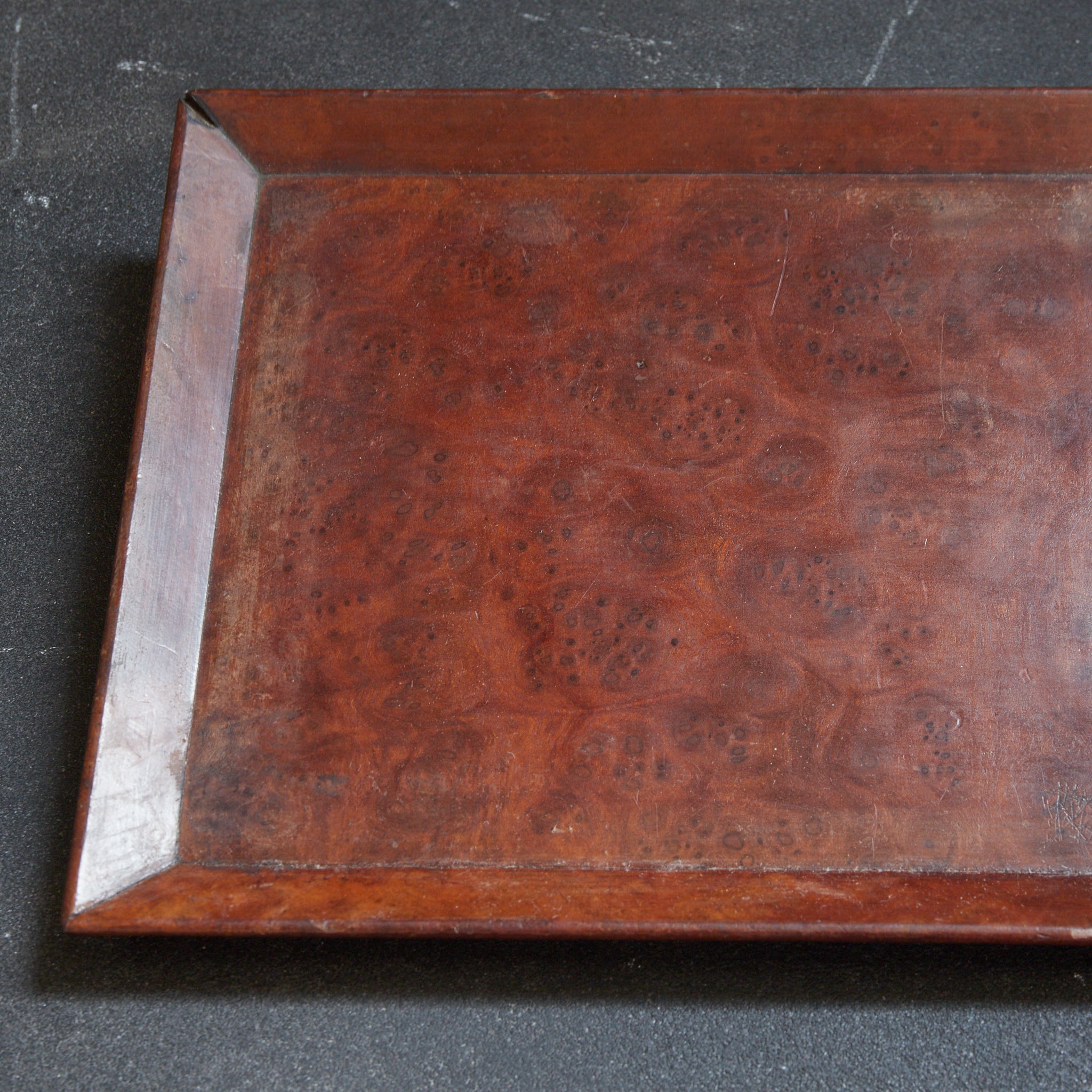 BANDEJA DE TÉ RECTANGULAR DE MADERA DE KARAKI CON VETA NUDOSA