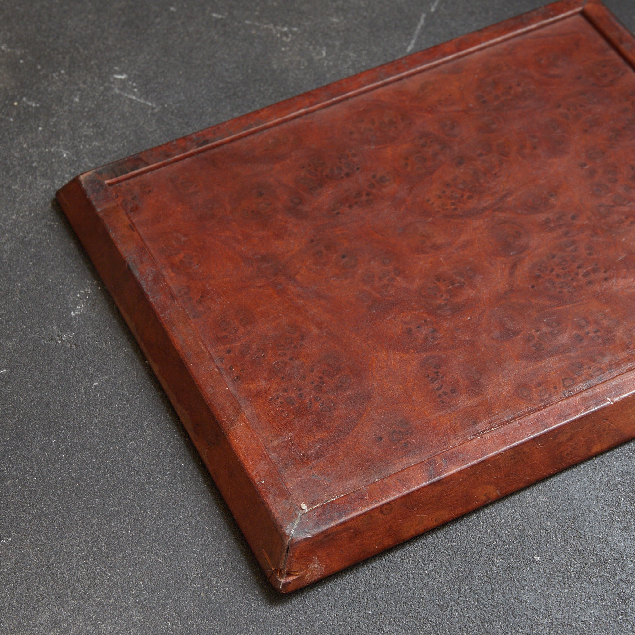 BANDEJA DE TÉ RECTANGULAR DE MADERA DE KARAKI CON VETA NUDOSA