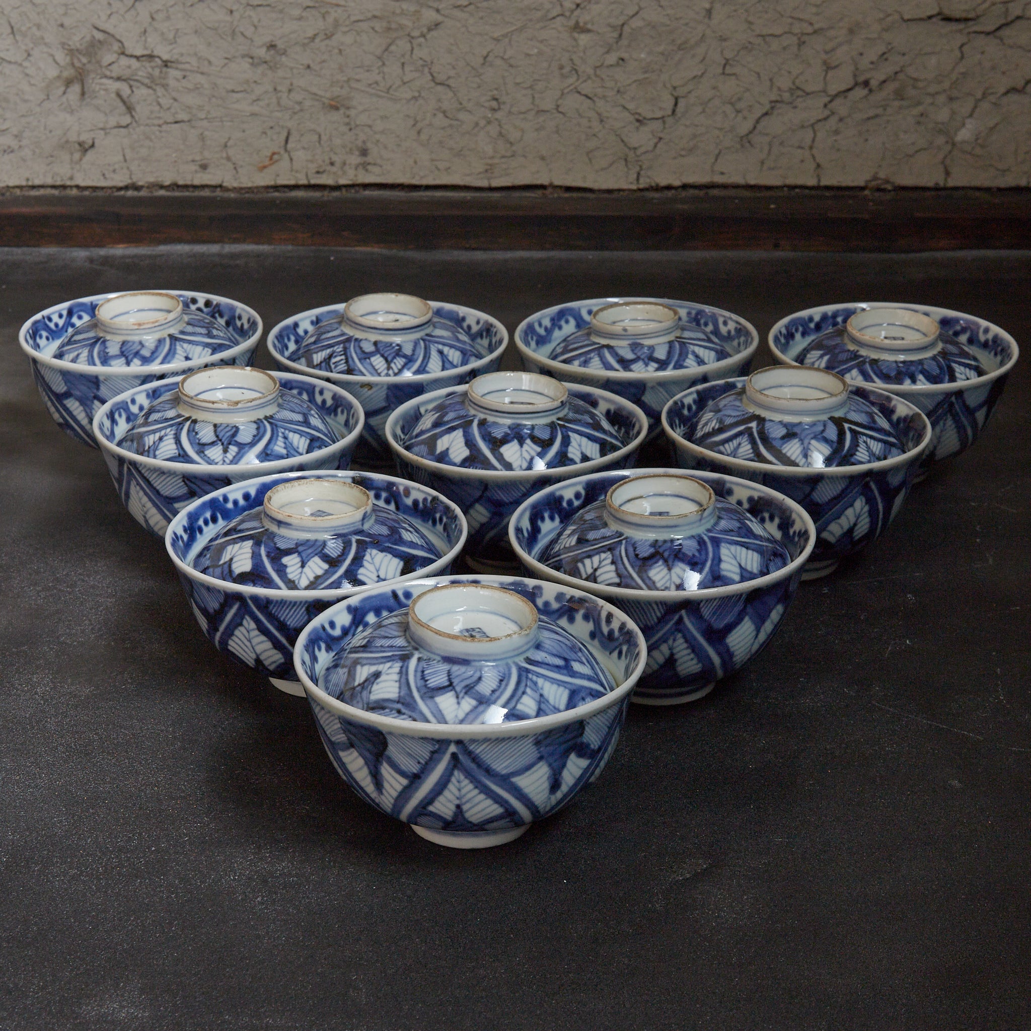 BOL À THÉ AVEC COUVERCLE, Ko-Imari, avec bleu sous couverte motif de feuilles reliées, ensemble de 10, Période Edo(1603–1867 apr. J.-C.)