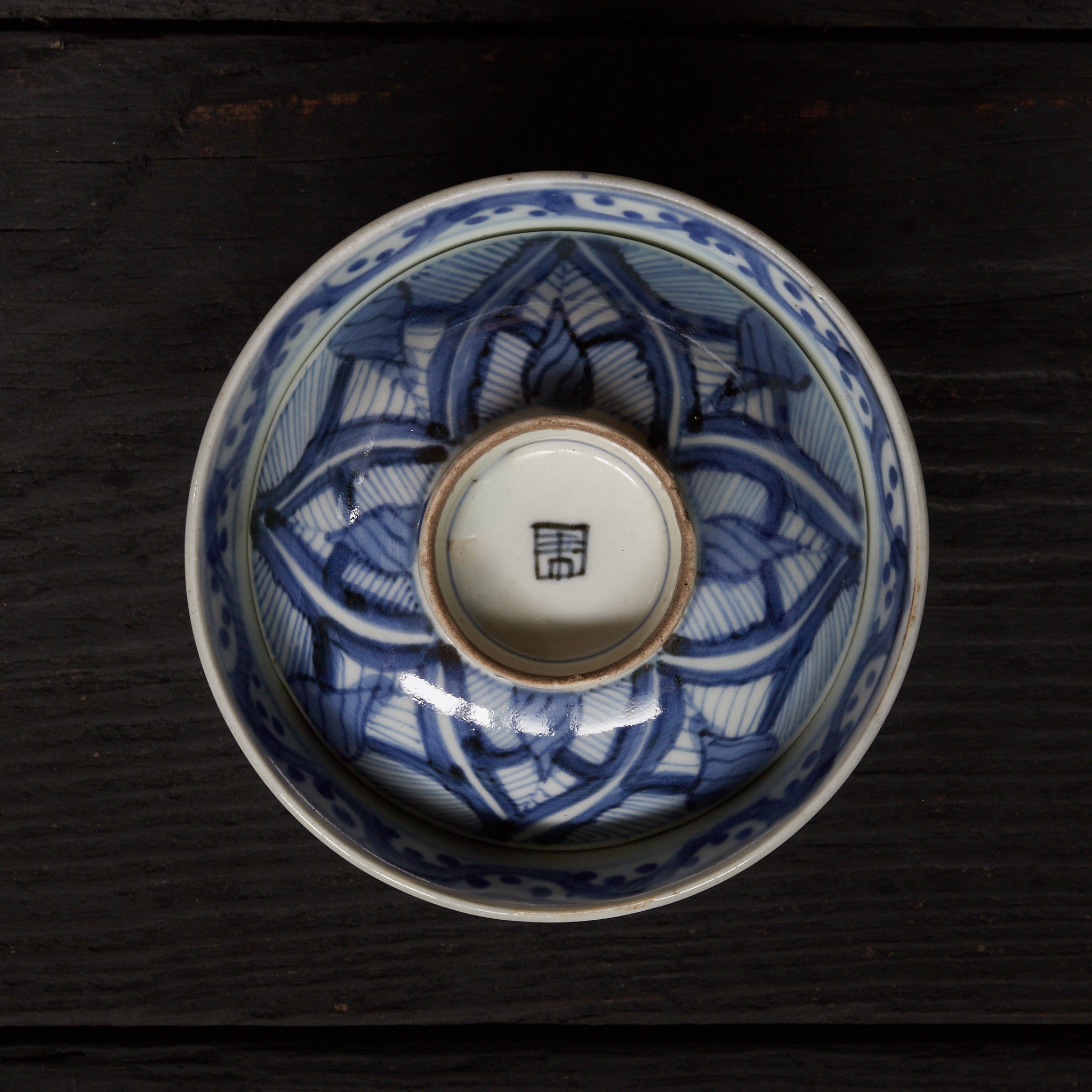CUENCO DE TÉ CON TAPA, Ko-Imari, con azul bajo cubierta diseño de hojas enlazadas, juego de 10, Período Edo(1603–1867 d. C.)