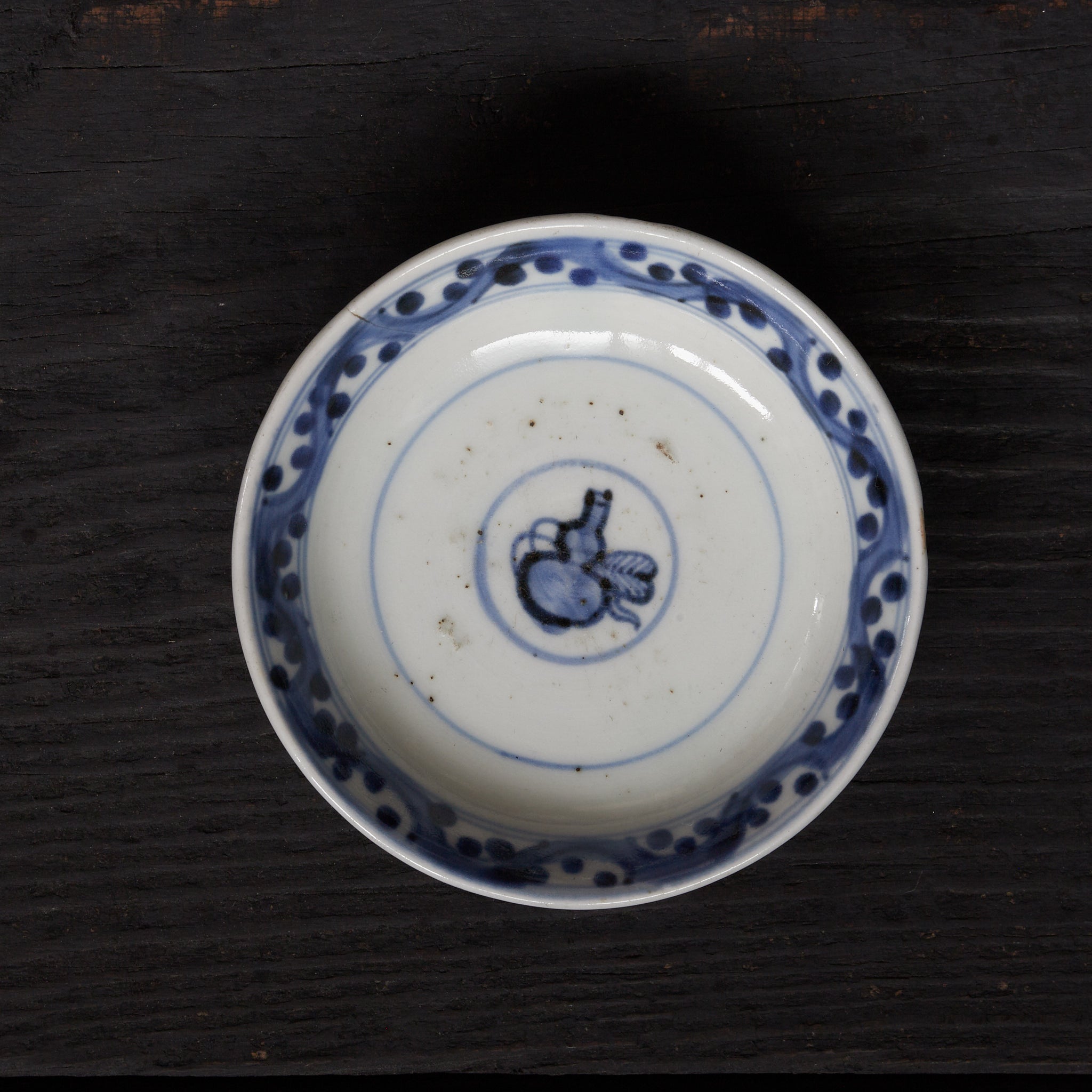 CUENCO DE TÉ CON TAPA, Ko-Imari, con azul bajo cubierta diseño de hojas enlazadas, juego de 10, Período Edo(1603–1867 d. C.)