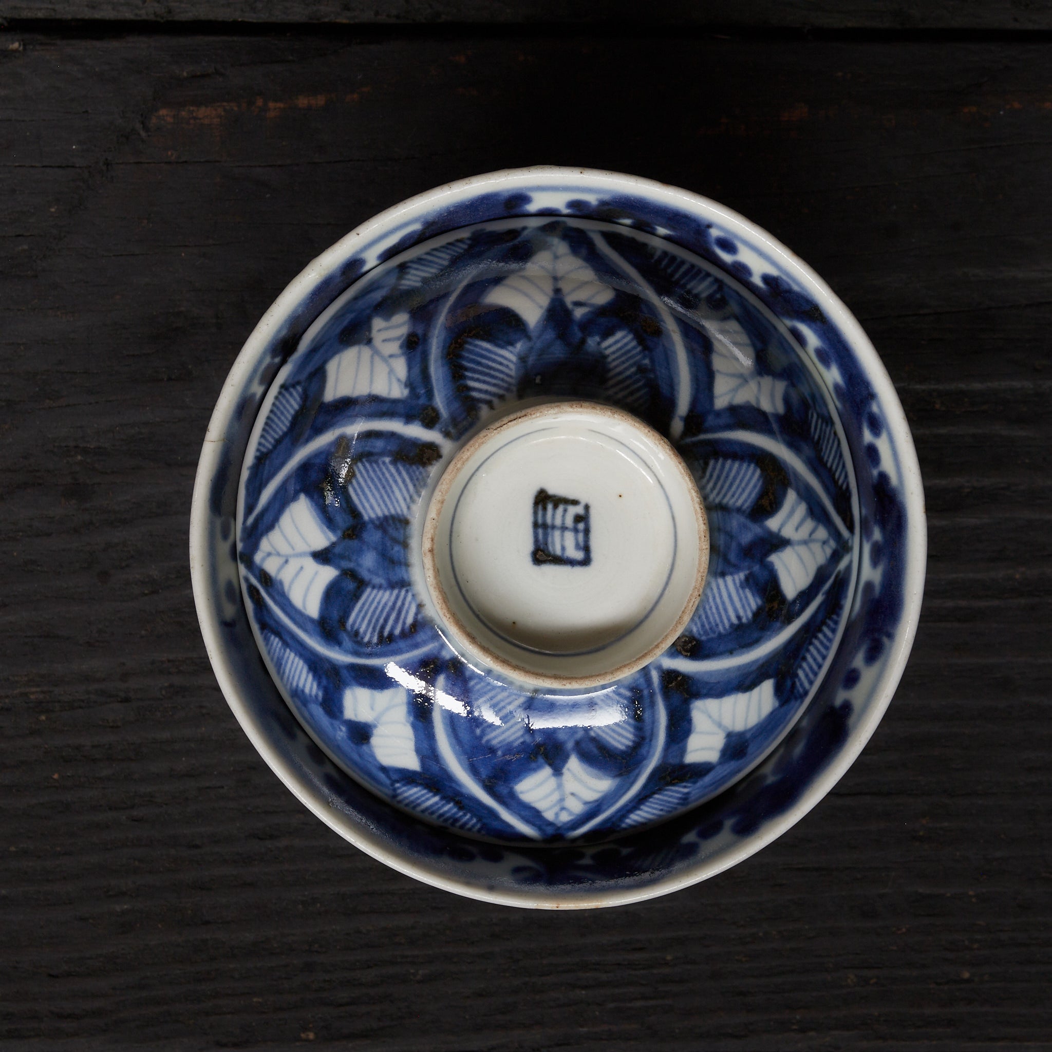 CUENCO DE TÉ CON TAPA, Ko-Imari, con azul bajo cubierta diseño de hojas enlazadas, juego de 10, Período Edo(1603–1867 d. C.)