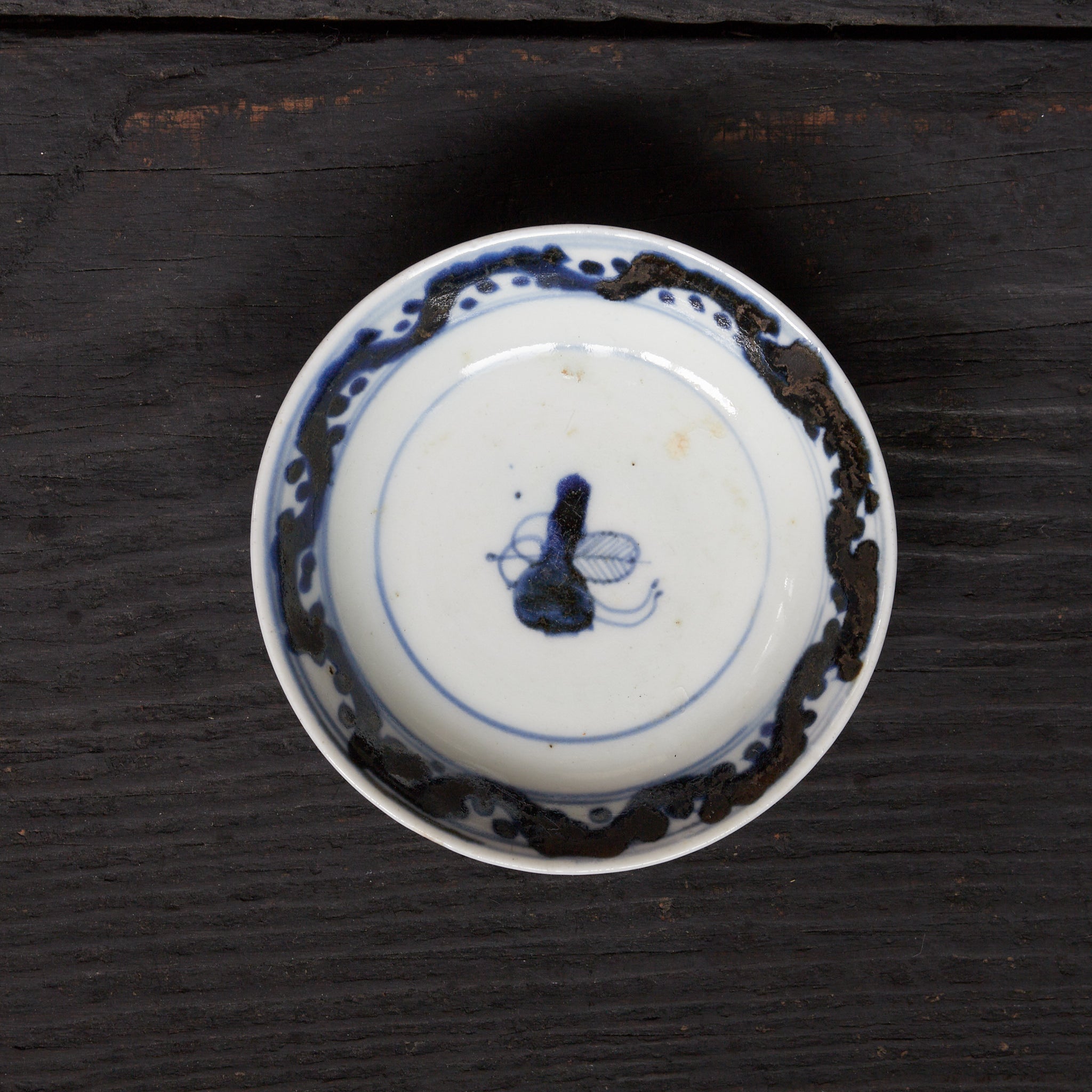 CUENCO DE TÉ CON TAPA, Ko-Imari, con azul bajo cubierta diseño de hojas enlazadas, juego de 10, Período Edo(1603–1867 d. C.)