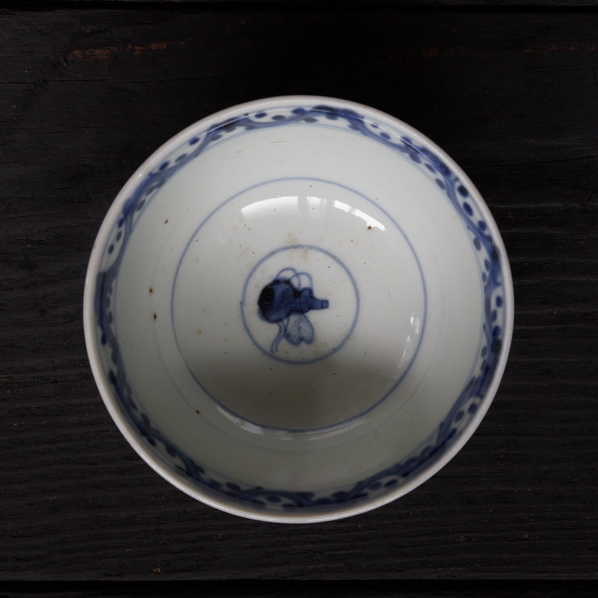 CUENCO DE TÉ CON TAPA, Ko-Imari, con azul bajo cubierta diseño de hojas enlazadas, juego de 10, Período Edo(1603–1867 d. C.)