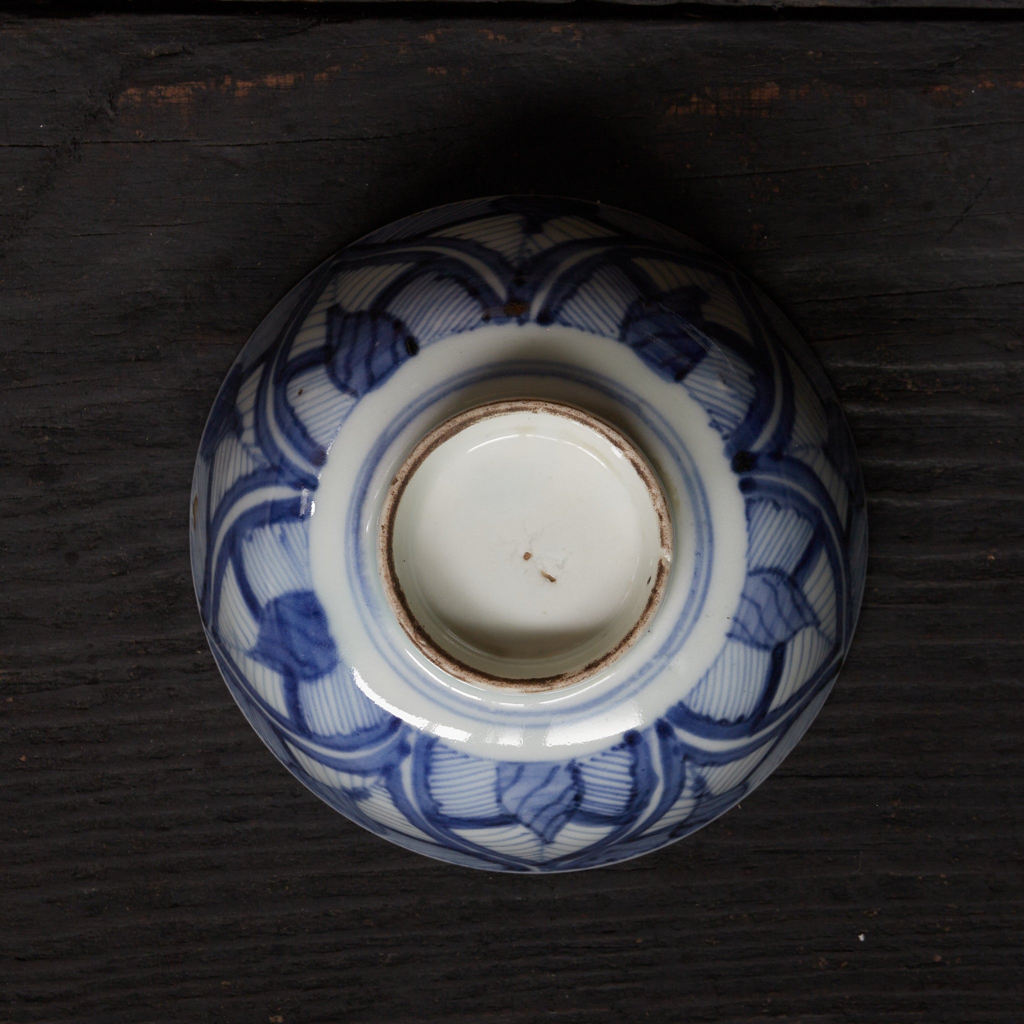 CUENCO DE TÉ CON TAPA, Ko-Imari, con azul bajo cubierta diseño de hojas enlazadas, juego de 10, Período Edo(1603–1867 d. C.)