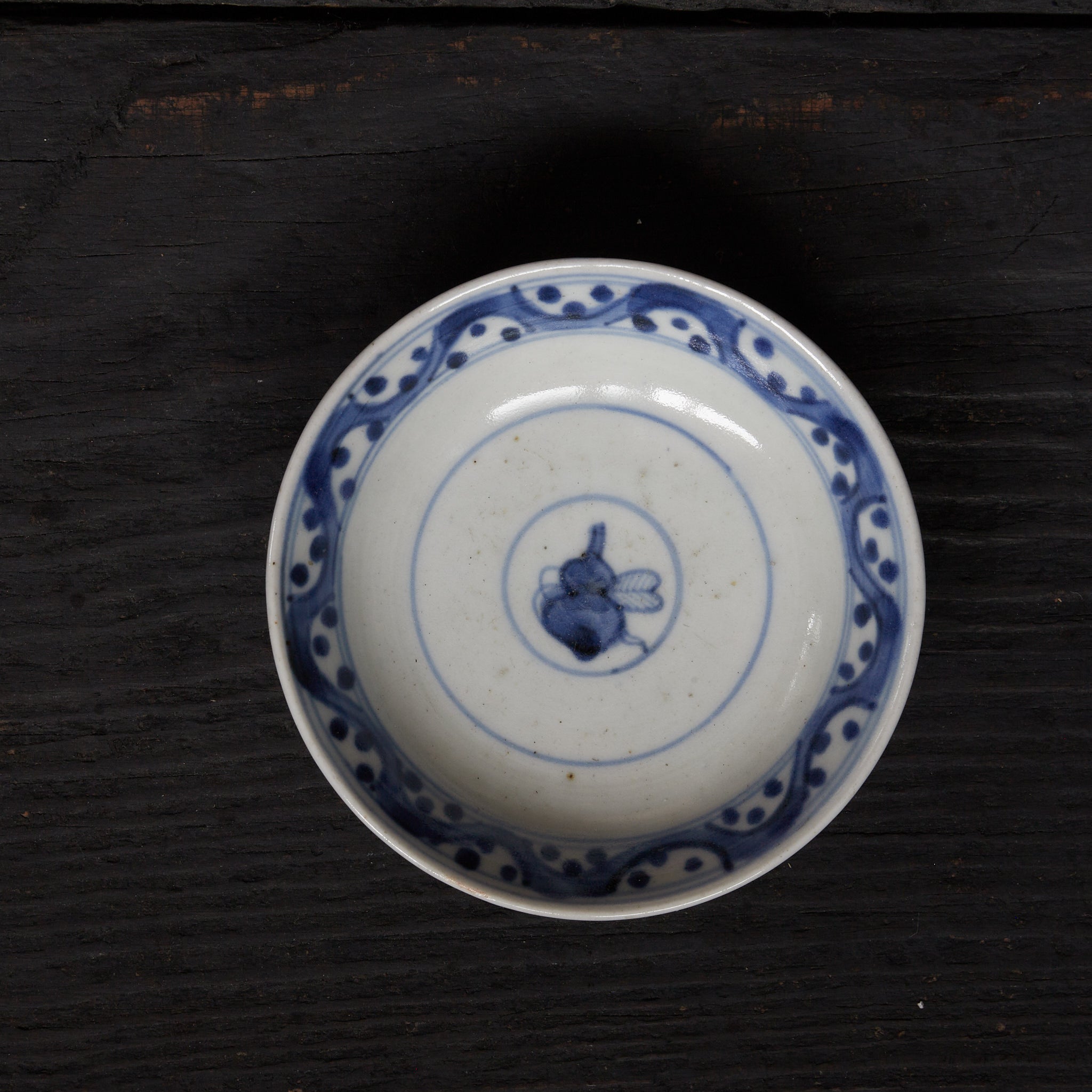 CUENCO DE TÉ CON TAPA, Ko-Imari, con azul bajo cubierta diseño de hojas enlazadas, juego de 10, Período Edo(1603–1867 d. C.)