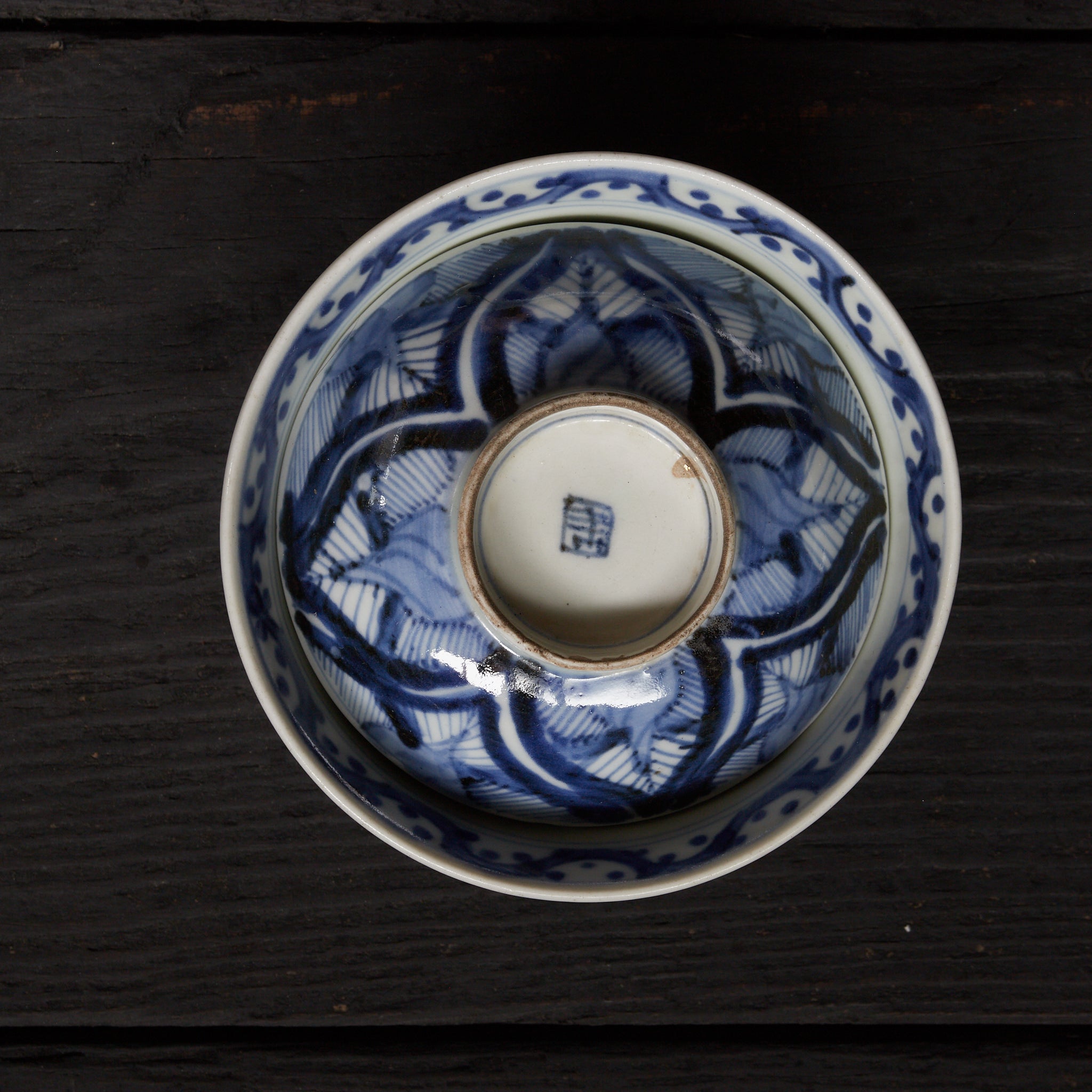 CUENCO DE TÉ CON TAPA, Ko-Imari, con azul bajo cubierta diseño de hojas enlazadas, juego de 10, Período Edo(1603–1867 d. C.)