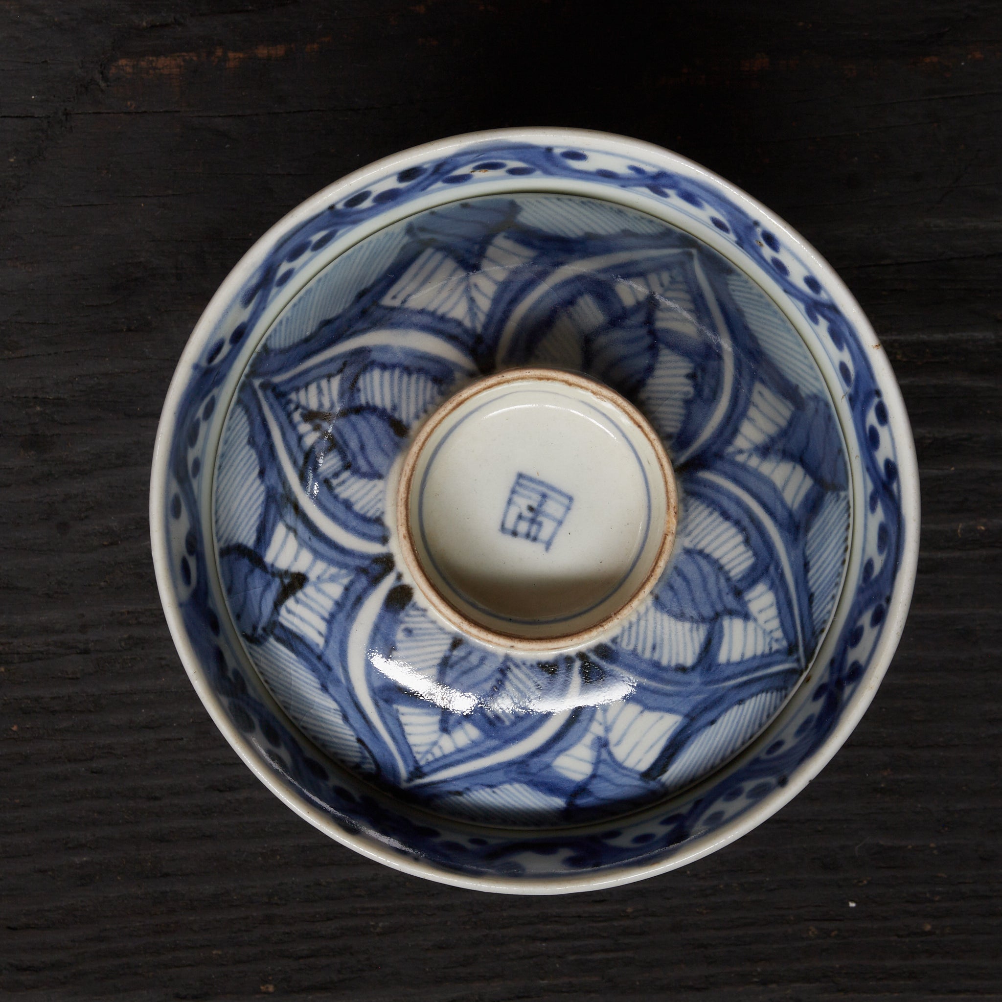 CUENCO DE TÉ CON TAPA, Ko-Imari, con azul bajo cubierta diseño de hojas enlazadas, juego de 10, Período Edo(1603–1867 d. C.)