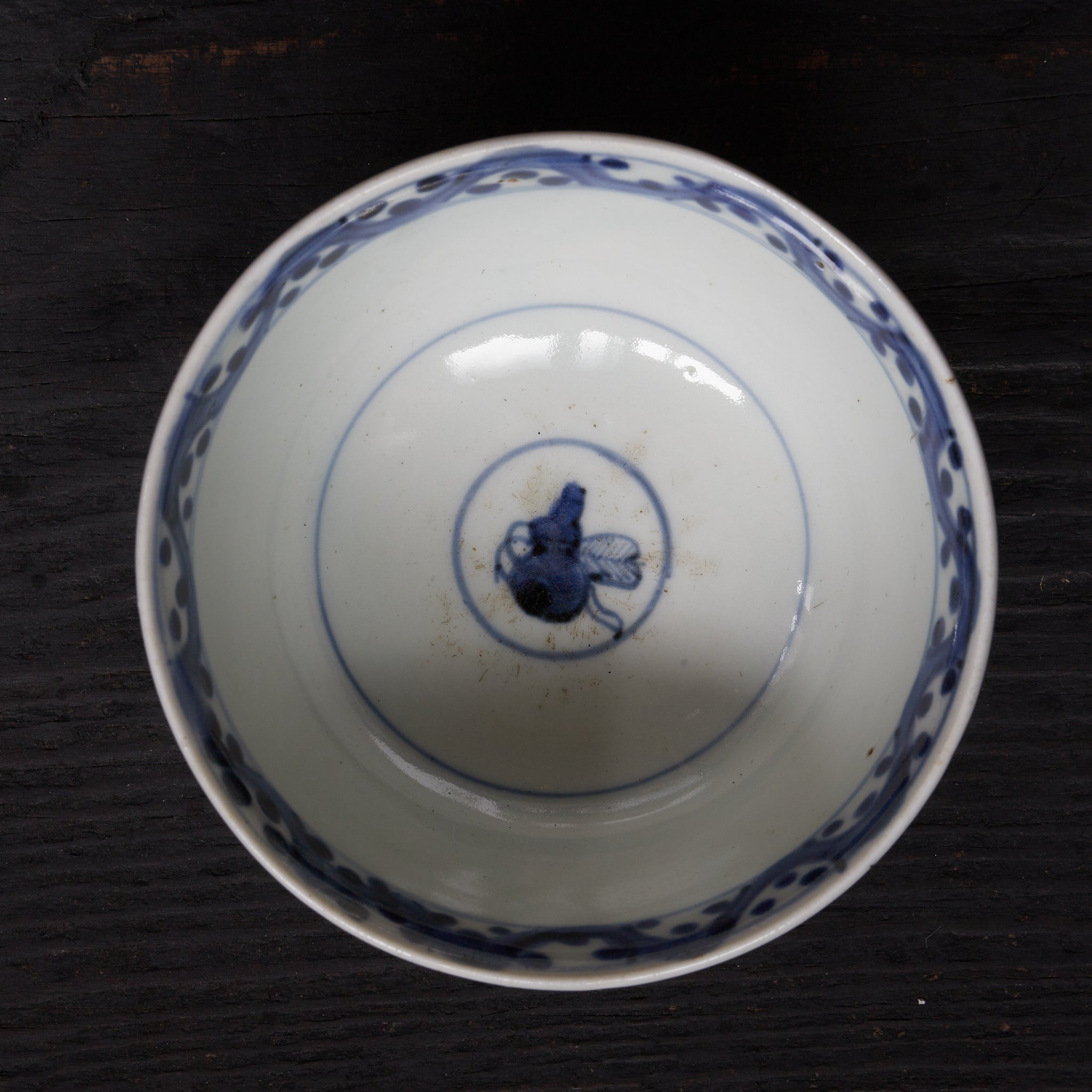 CUENCO DE TÉ CON TAPA, Ko-Imari, con azul bajo cubierta diseño de hojas enlazadas, juego de 10, Período Edo(1603–1867 d. C.)