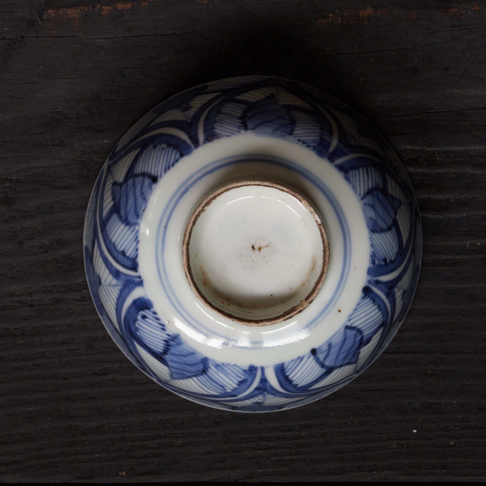 CUENCO DE TÉ CON TAPA, Ko-Imari, con azul bajo cubierta diseño de hojas enlazadas, juego de 10, Período Edo(1603–1867 d. C.)