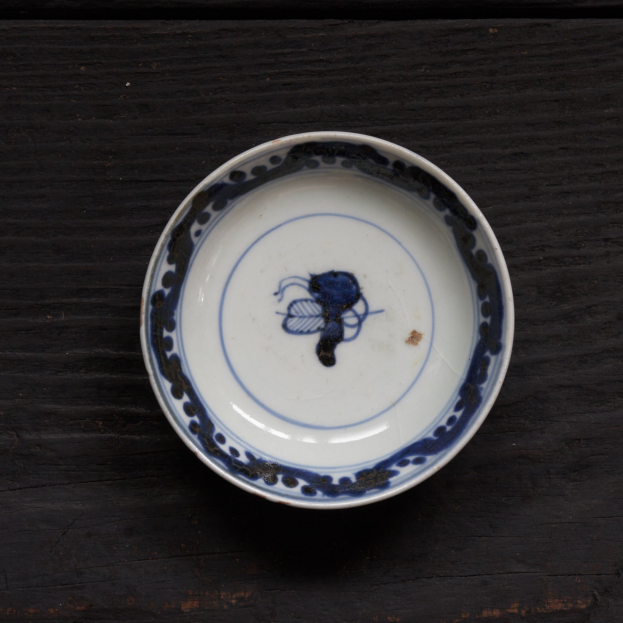 CUENCO DE TÉ CON TAPA, Ko-Imari, con azul bajo cubierta diseño de hojas enlazadas, juego de 10, Período Edo(1603–1867 d. C.)