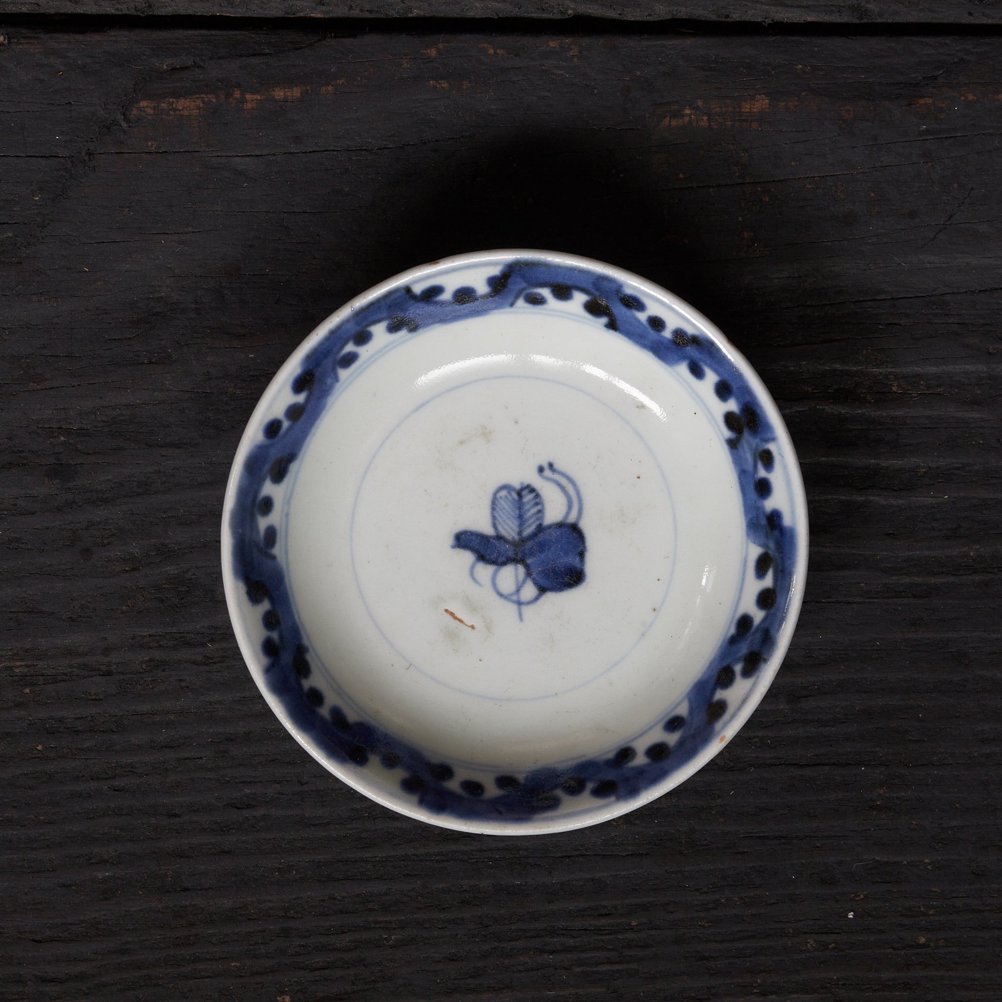 CUENCO DE TÉ CON TAPA, Ko-Imari, con azul bajo cubierta diseño de hojas enlazadas, juego de 10, Período Edo(1603–1867 d. C.)