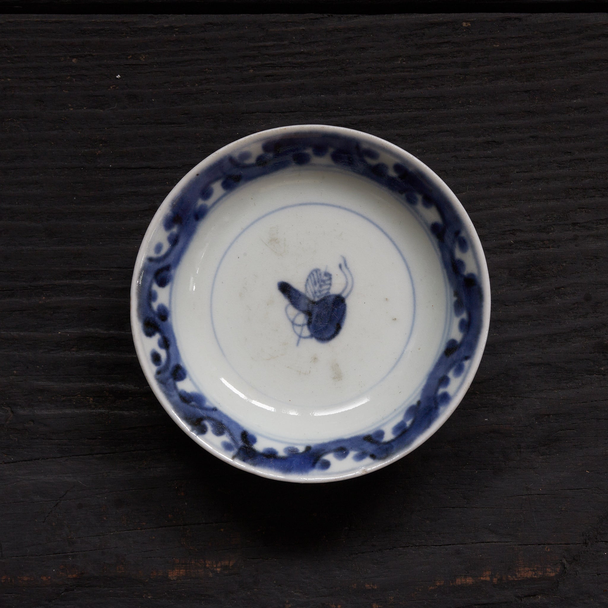 CUENCO DE TÉ CON TAPA, Ko-Imari, con azul bajo cubierta diseño de hojas enlazadas, juego de 10, Período Edo(1603–1867 d. C.)