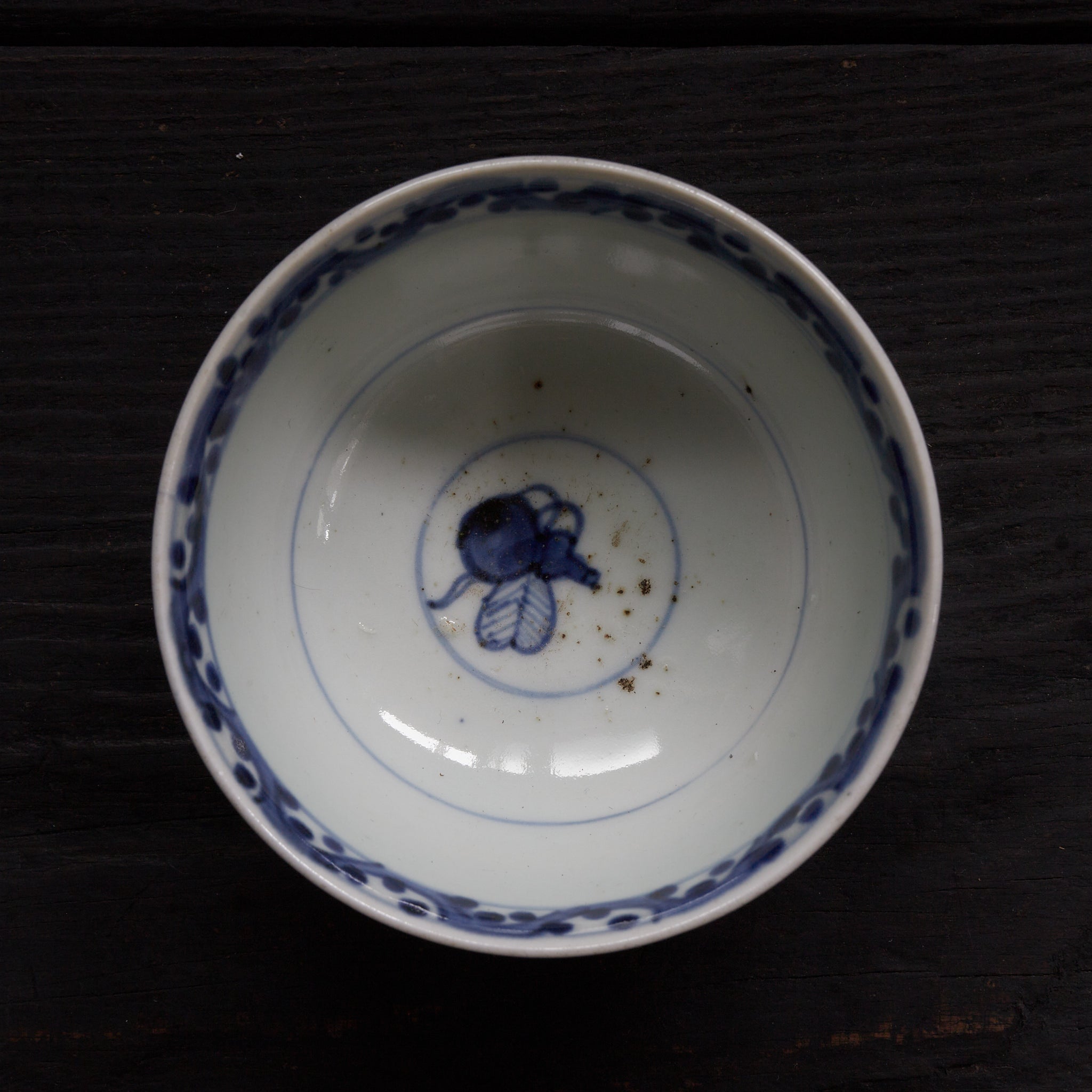 CUENCO DE TÉ CON TAPA, Ko-Imari, con azul bajo cubierta diseño de hojas enlazadas, juego de 10, Período Edo(1603–1867 d. C.)