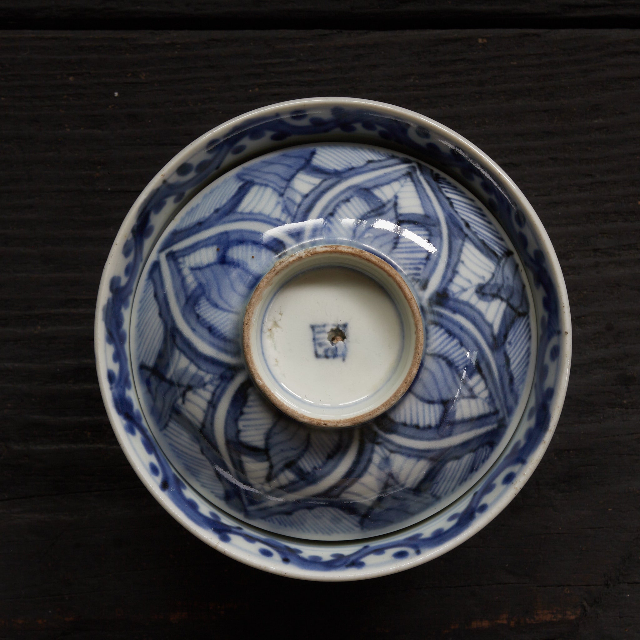 CUENCO DE TÉ CON TAPA, Ko-Imari, con azul bajo cubierta diseño de hojas enlazadas, juego de 10, Período Edo(1603–1867 d. C.)