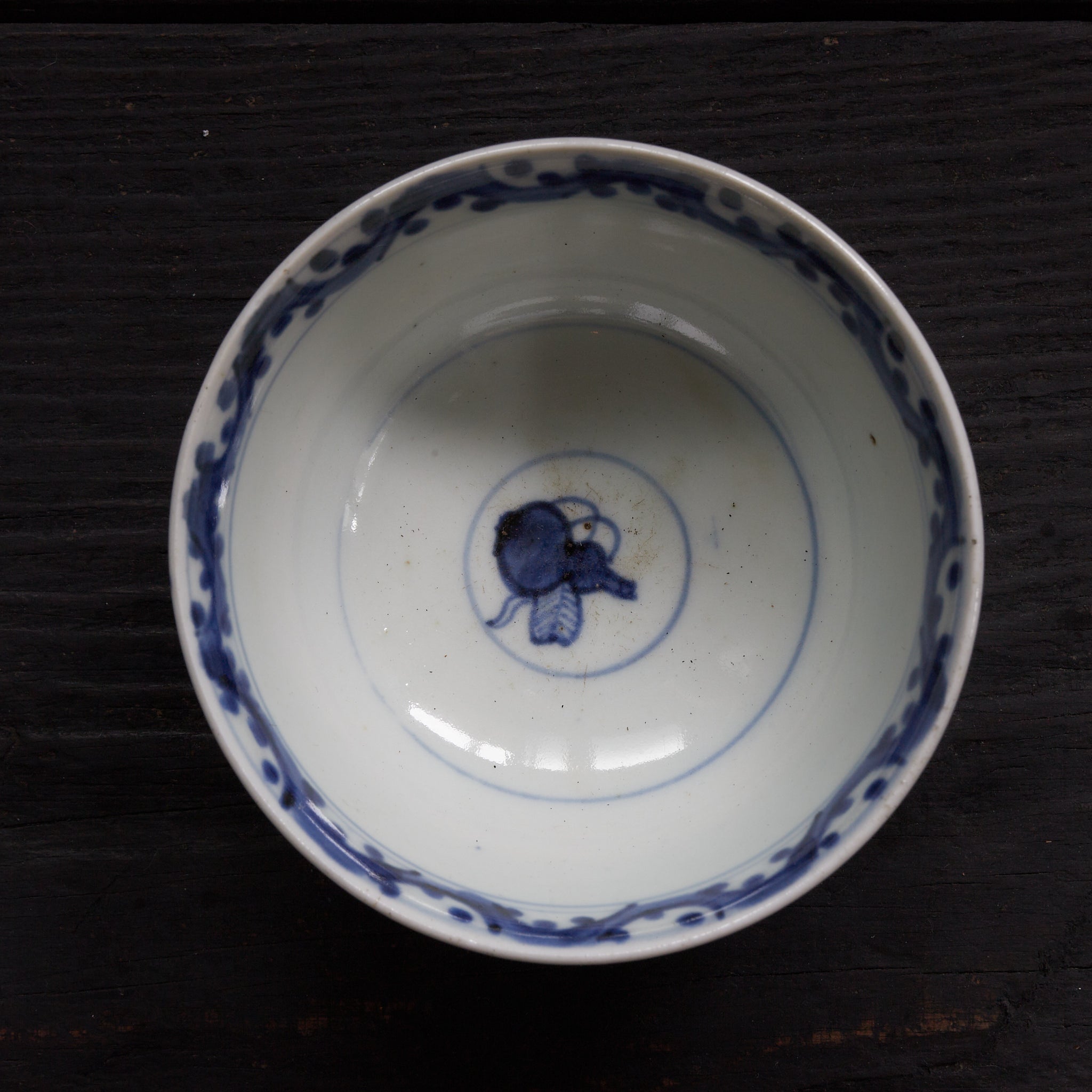 CUENCO DE TÉ CON TAPA, Ko-Imari, con azul bajo cubierta diseño de hojas enlazadas, juego de 10, Período Edo(1603–1867 d. C.)