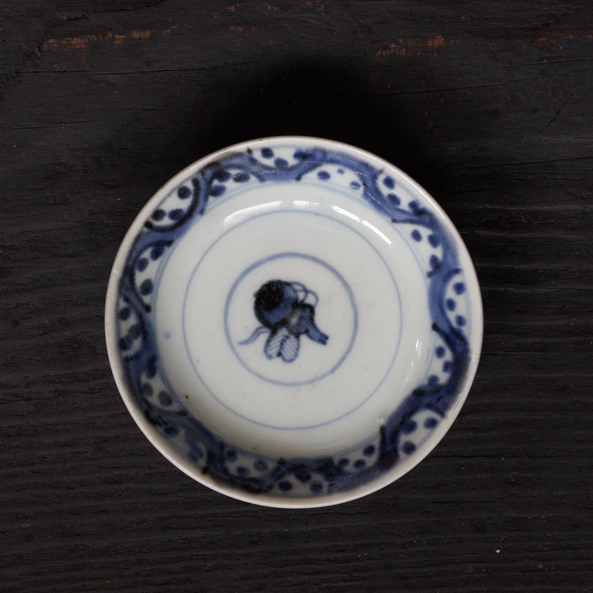 CUENCO DE TÉ CON TAPA, Ko-Imari, con azul bajo cubierta diseño de hojas enlazadas, juego de 10, Período Edo(1603–1867 d. C.)