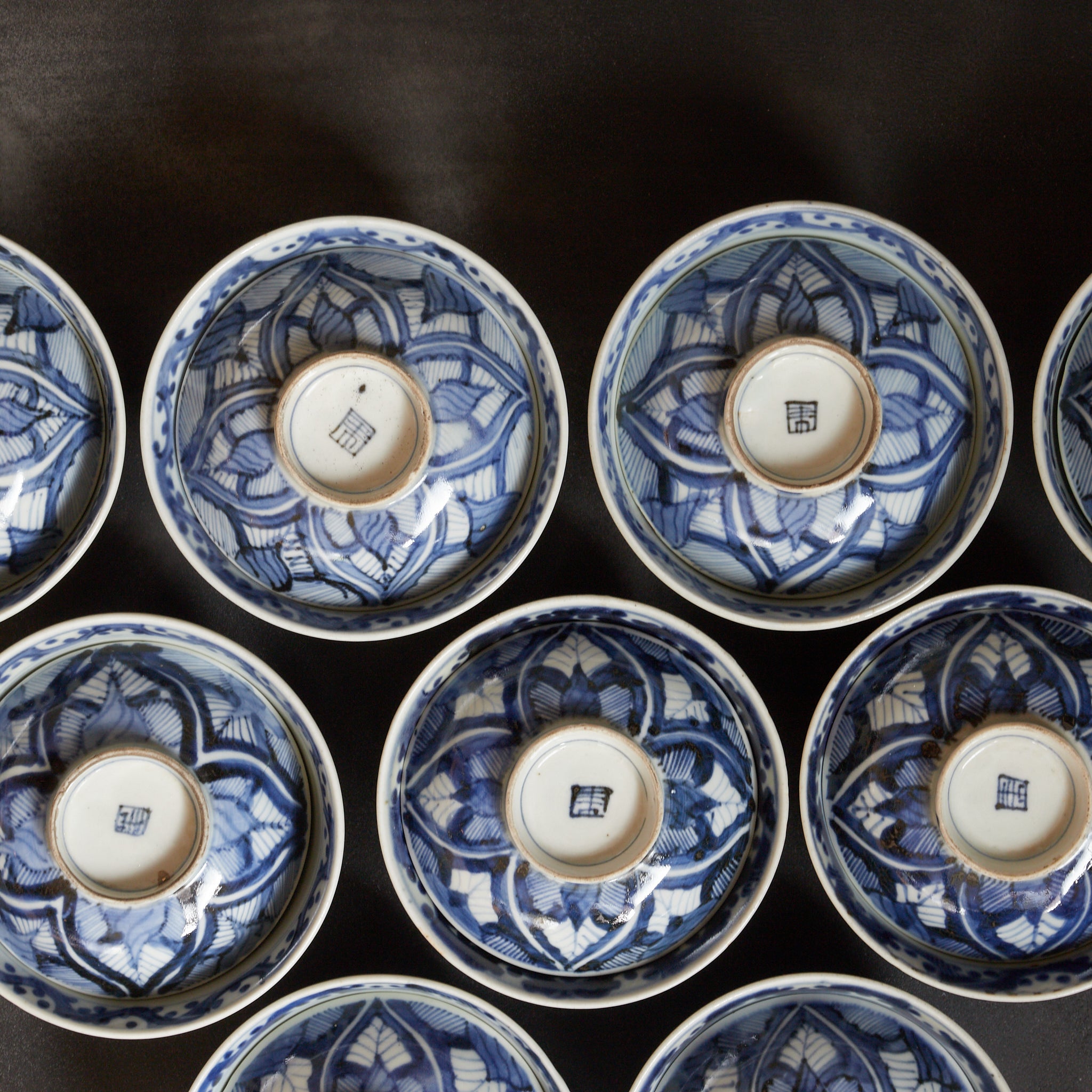 CUENCO DE TÉ CON TAPA, Ko-Imari, con azul bajo cubierta diseño de hojas enlazadas, juego de 10, Período Edo(1603–1867 d. C.)