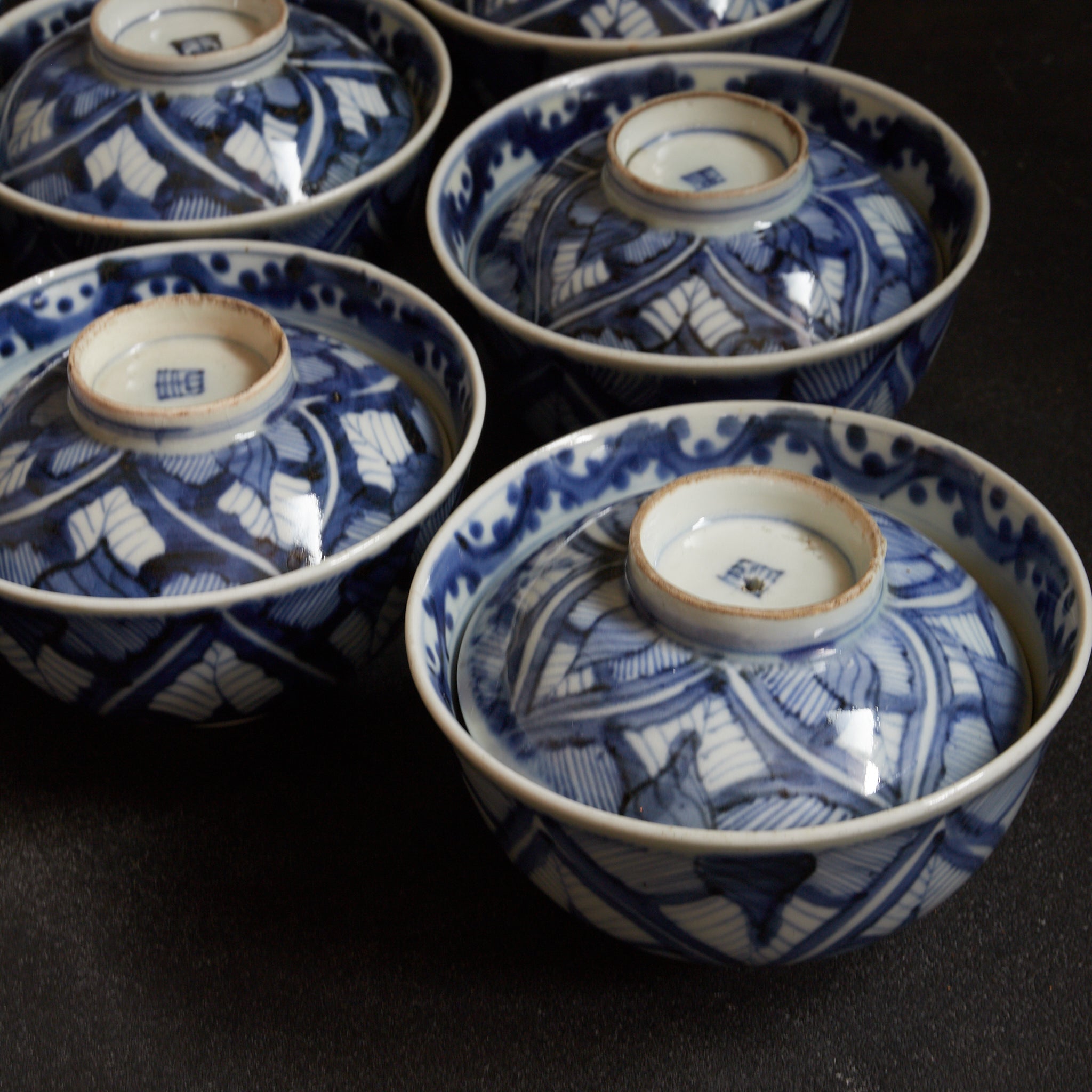 CUENCO DE TÉ CON TAPA, Ko-Imari, con azul bajo cubierta diseño de hojas enlazadas, juego de 10, Período Edo(1603–1867 d. C.)