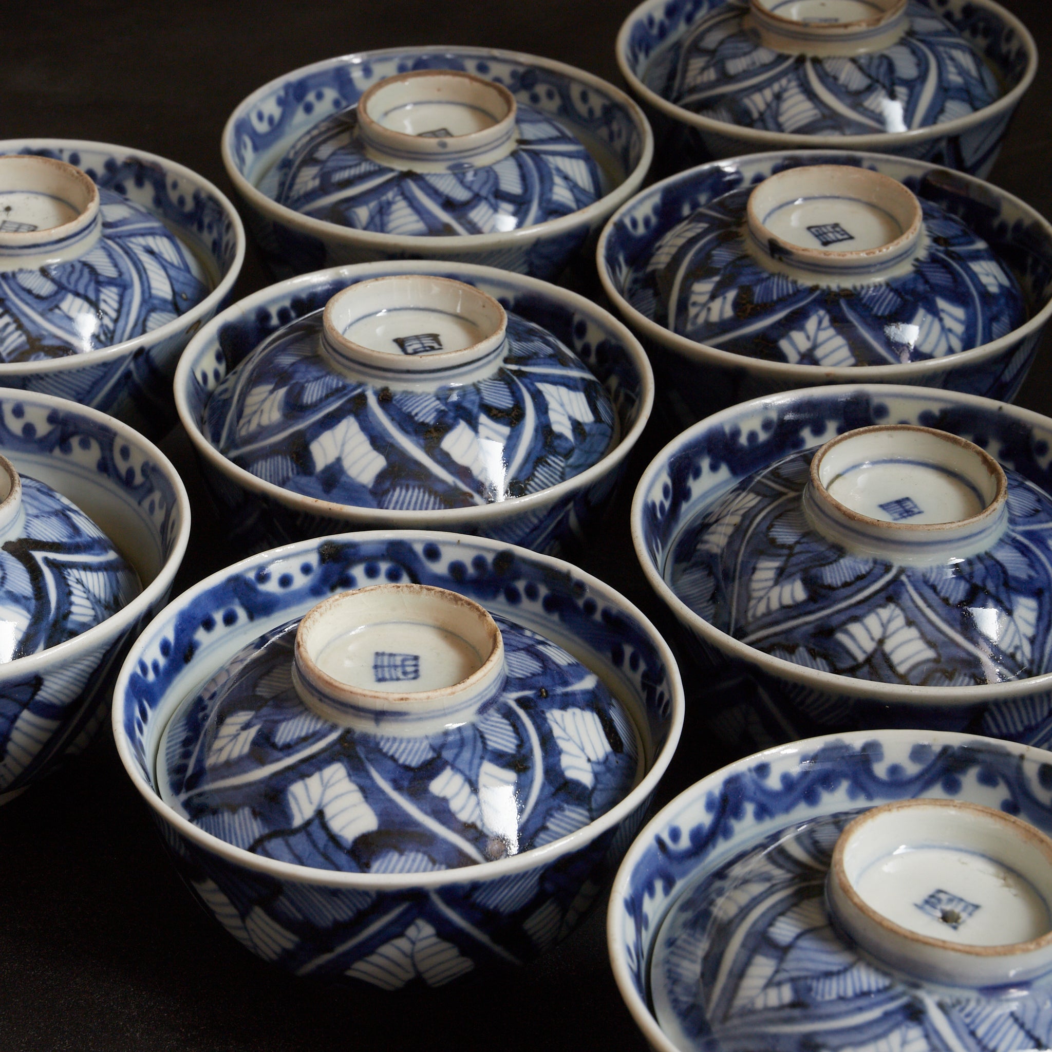 CUENCO DE TÉ CON TAPA, Ko-Imari, con azul bajo cubierta diseño de hojas enlazadas, juego de 10, Período Edo(1603–1867 d. C.)