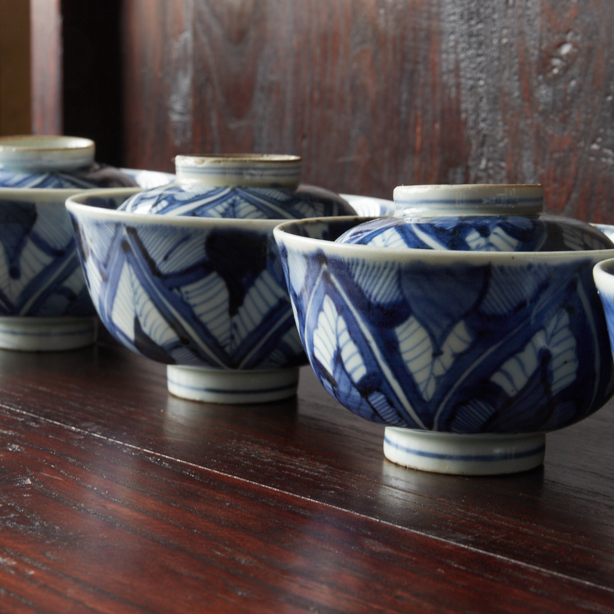 CUENCO DE TÉ CON TAPA, Ko-Imari, con azul bajo cubierta diseño de hojas enlazadas, juego de 10, Período Edo(1603–1867 d. C.)
