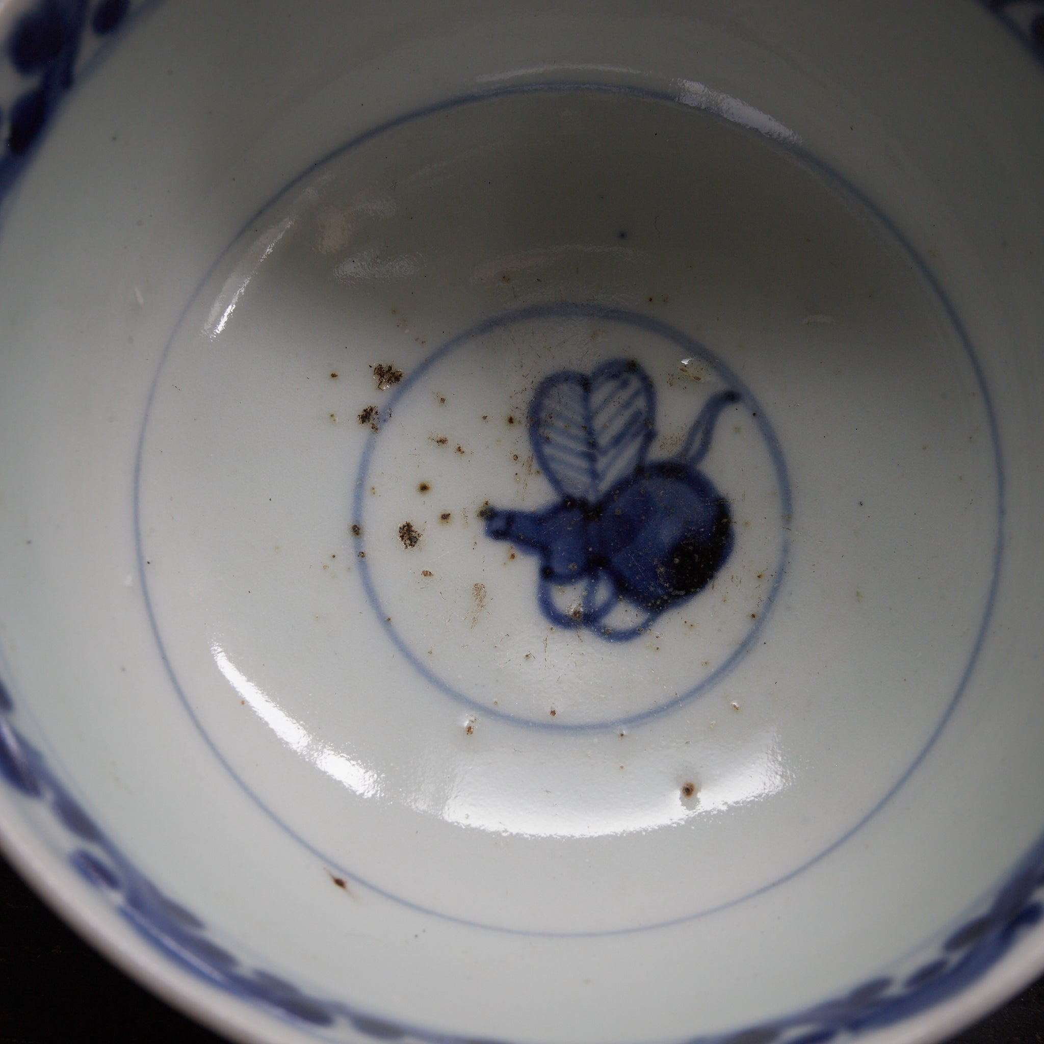 CUENCO DE TÉ CON TAPA, Ko-Imari, con azul bajo cubierta diseño de hojas enlazadas, juego de 10, Período Edo(1603–1867 d. C.)