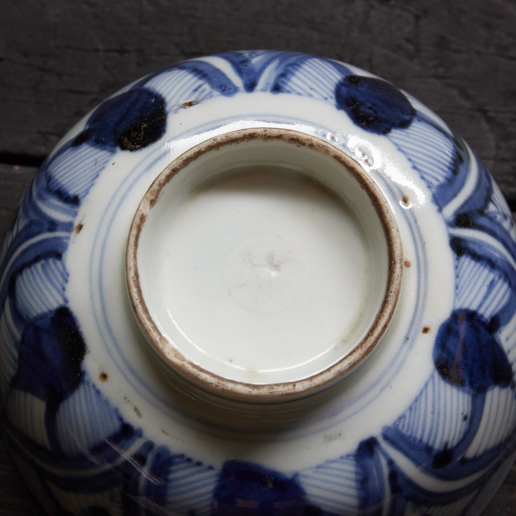 CUENCO DE TÉ CON TAPA, Ko-Imari, con azul bajo cubierta diseño de hojas enlazadas, juego de 10, Período Edo(1603–1867 d. C.)