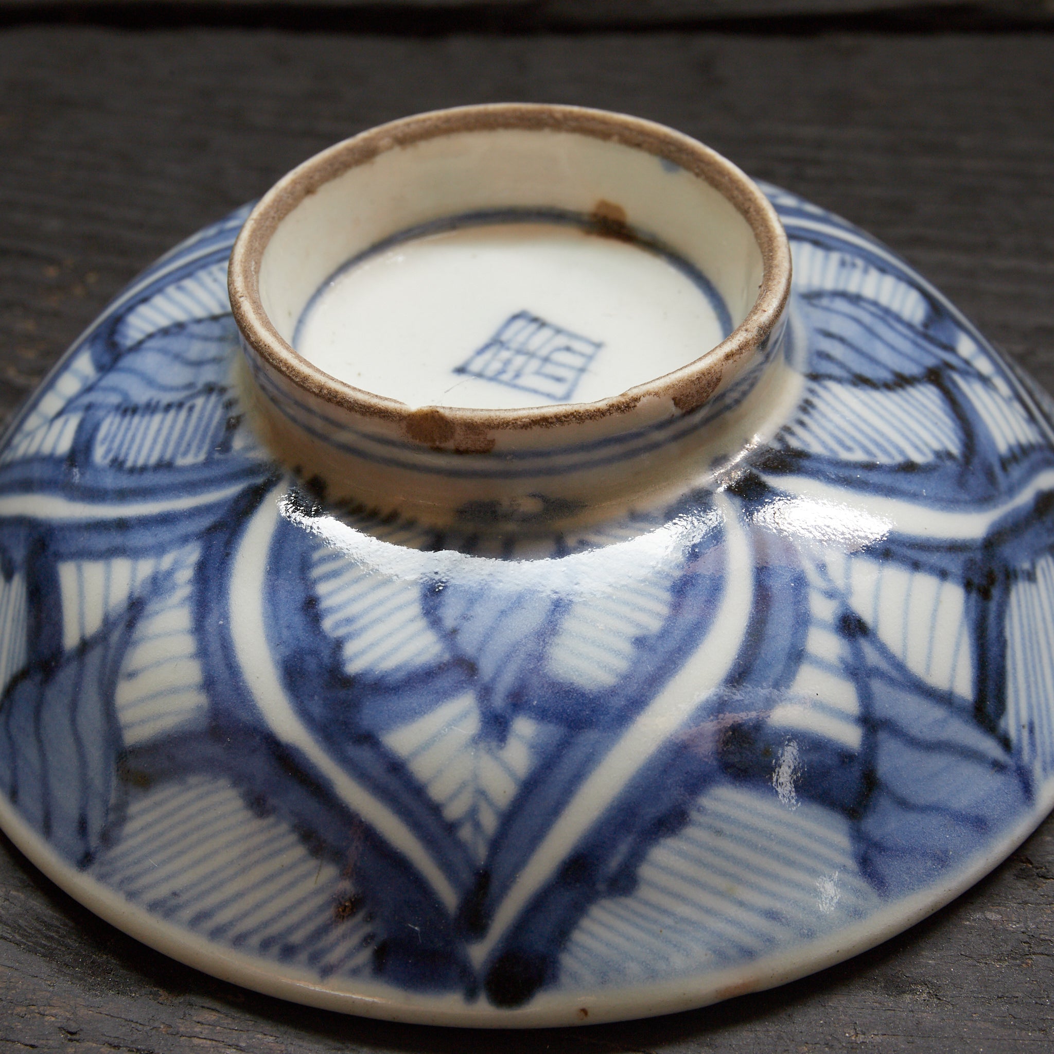 CUENCO DE TÉ CON TAPA, Ko-Imari, con azul bajo cubierta diseño de hojas enlazadas, juego de 10, Período Edo(1603–1867 d. C.)