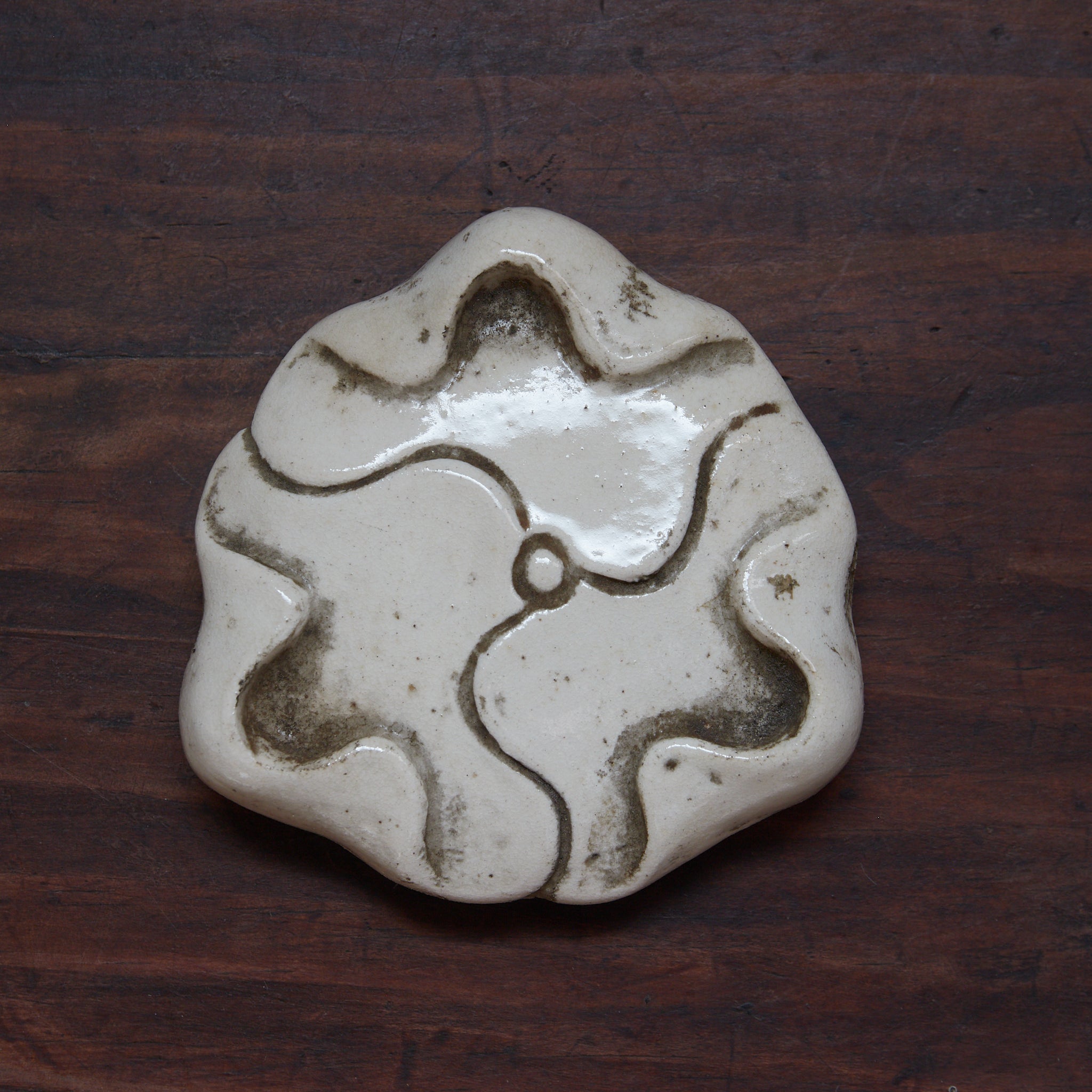 SOPORTE PARA TETERA DE LOTO, Vidriado blanco con tres patas, Período Edo(1603–1867 d. C.)