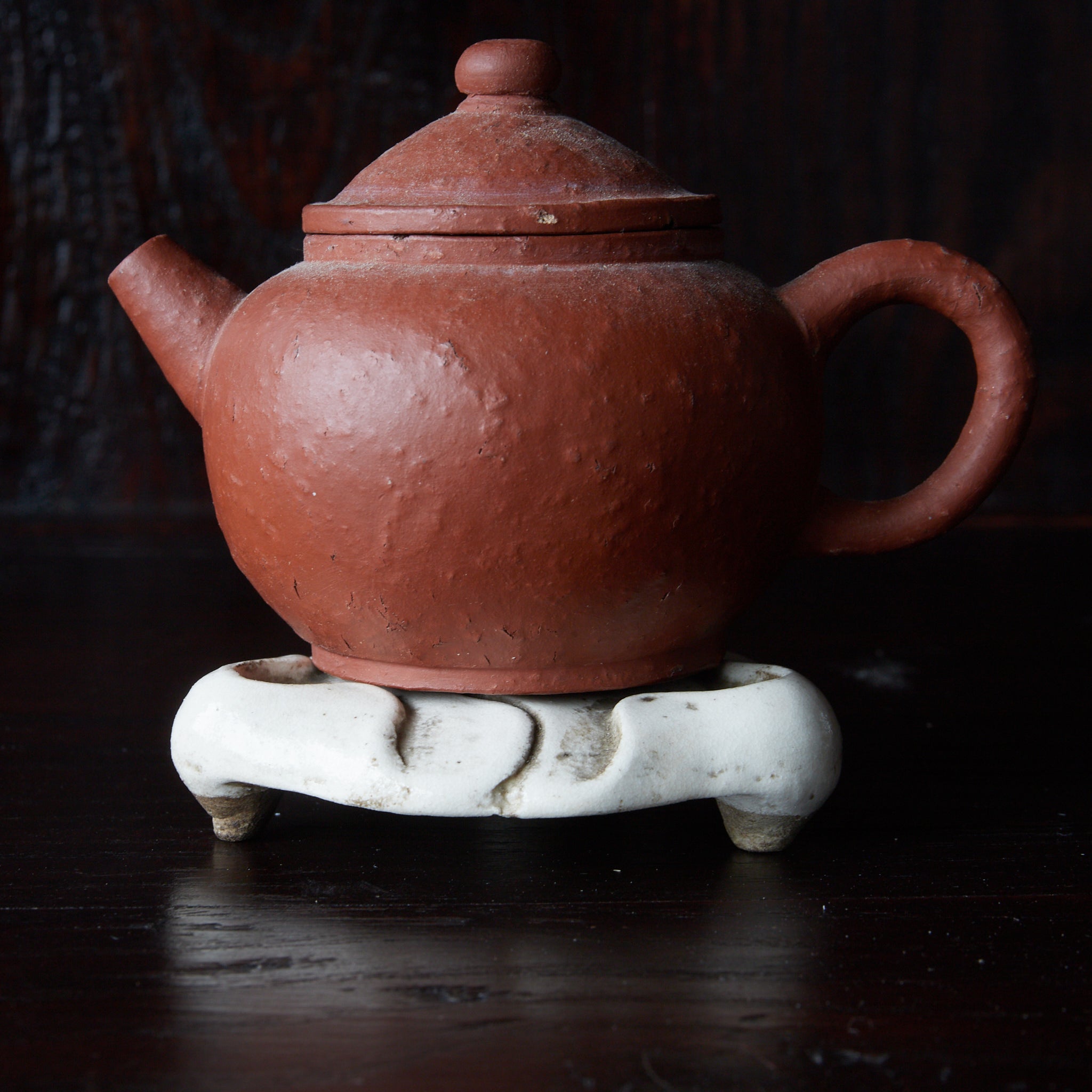 SOPORTE PARA TETERA DE LOTO, Vidriado blanco con tres patas, Período Edo(1603–1867 d. C.)
