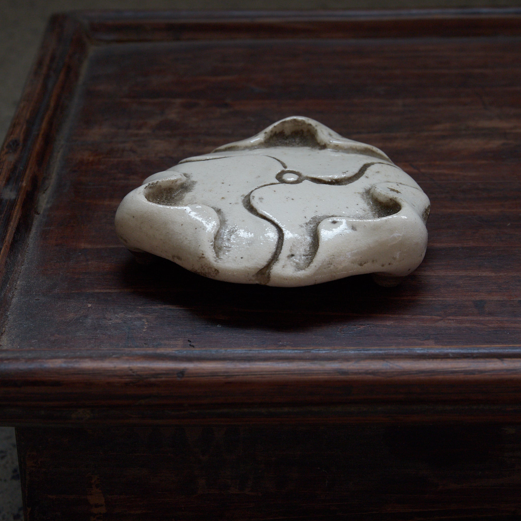 SOPORTE PARA TETERA DE LOTO, Vidriado blanco con tres patas, Período Edo(1603–1867 d. C.)