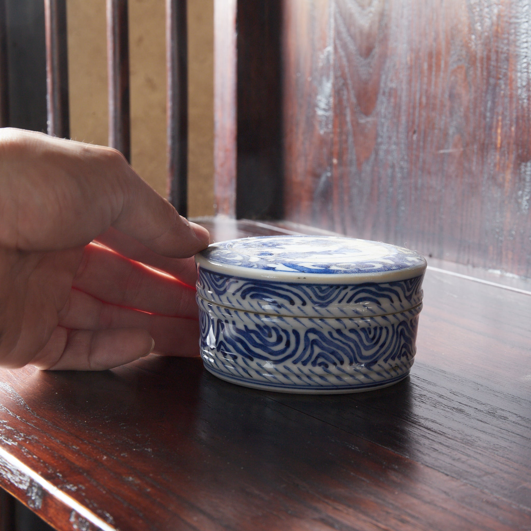 PLAT À DOUCEURS, Ko-Imari, avec bleu sous couverte motif floral et végétal, Période Edo–Meiji(1603–1912 apr. J.-C.)