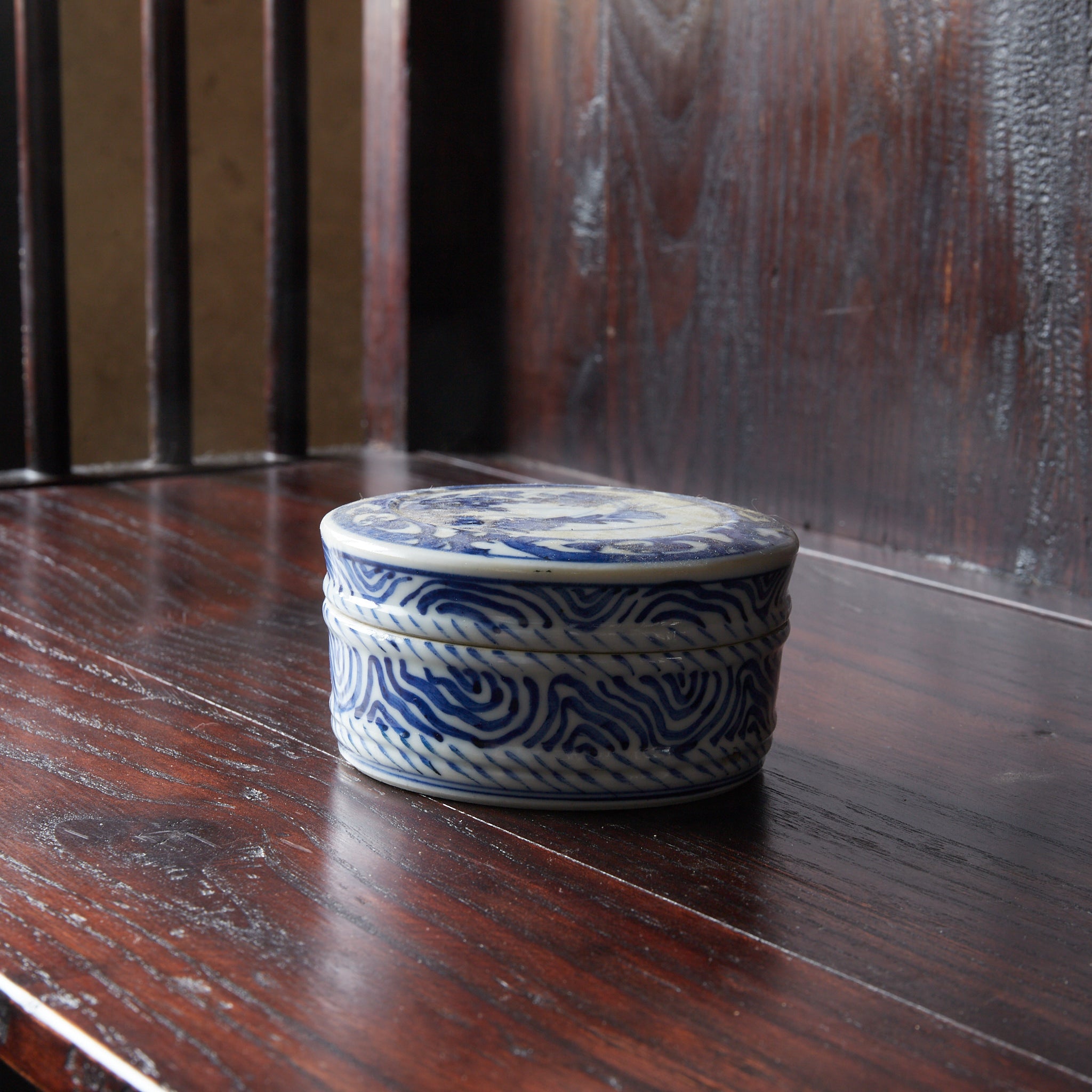 BOL PARA DULCES, Ko-Imari, con azul bajo cubierta diseño floral y vegetal, Período Edo–Meiji(1603–1912 d. C.)