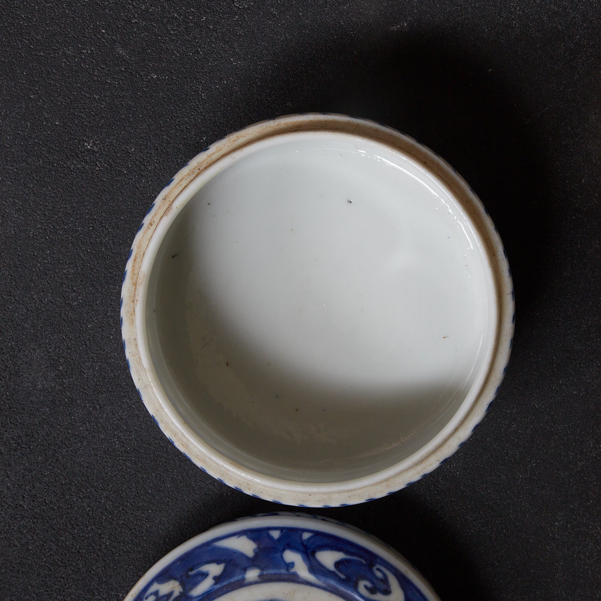 BOL PARA DULCES, Ko-Imari, con azul bajo cubierta diseño floral y vegetal, Período Edo–Meiji(1603–1912 d. C.)