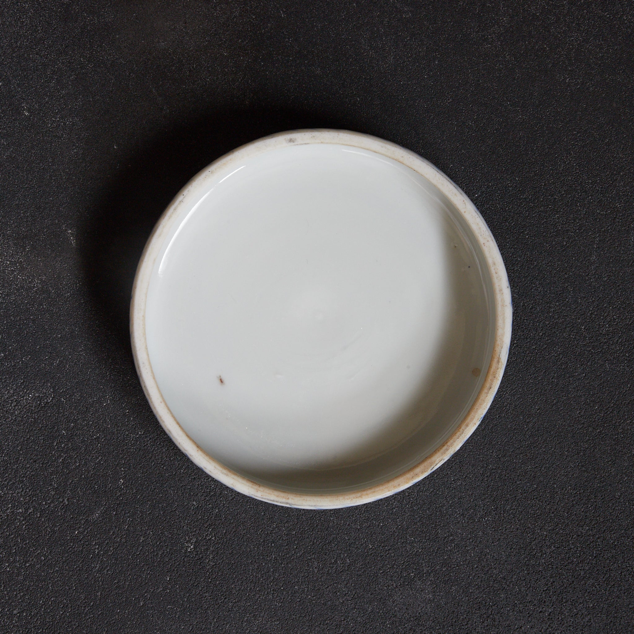 BOL PARA DULCES, Ko-Imari, con azul bajo cubierta diseño floral y vegetal, Período Edo–Meiji(1603–1912 d. C.)
