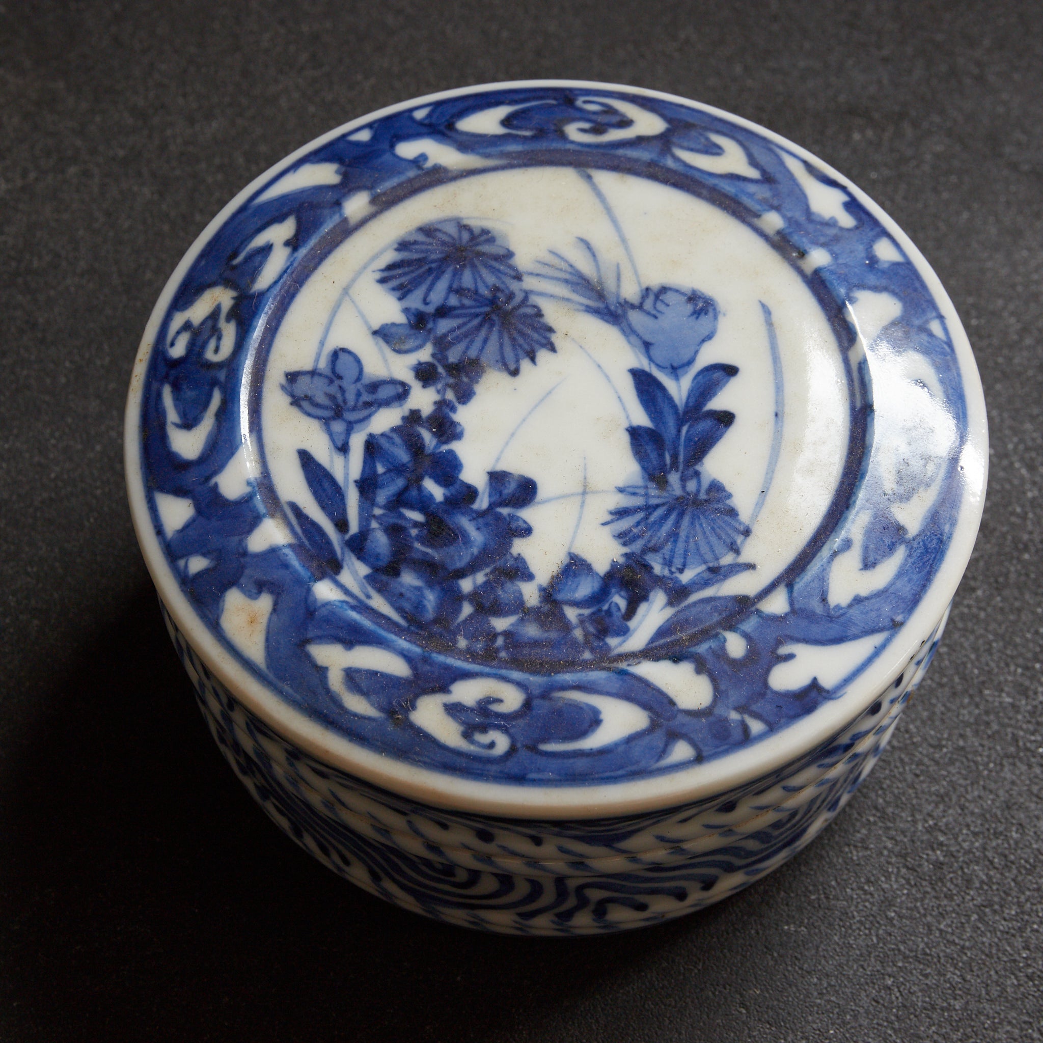 BOL PARA DULCES, Ko-Imari, con azul bajo cubierta diseño floral y vegetal, Período Edo–Meiji(1603–1912 d. C.)