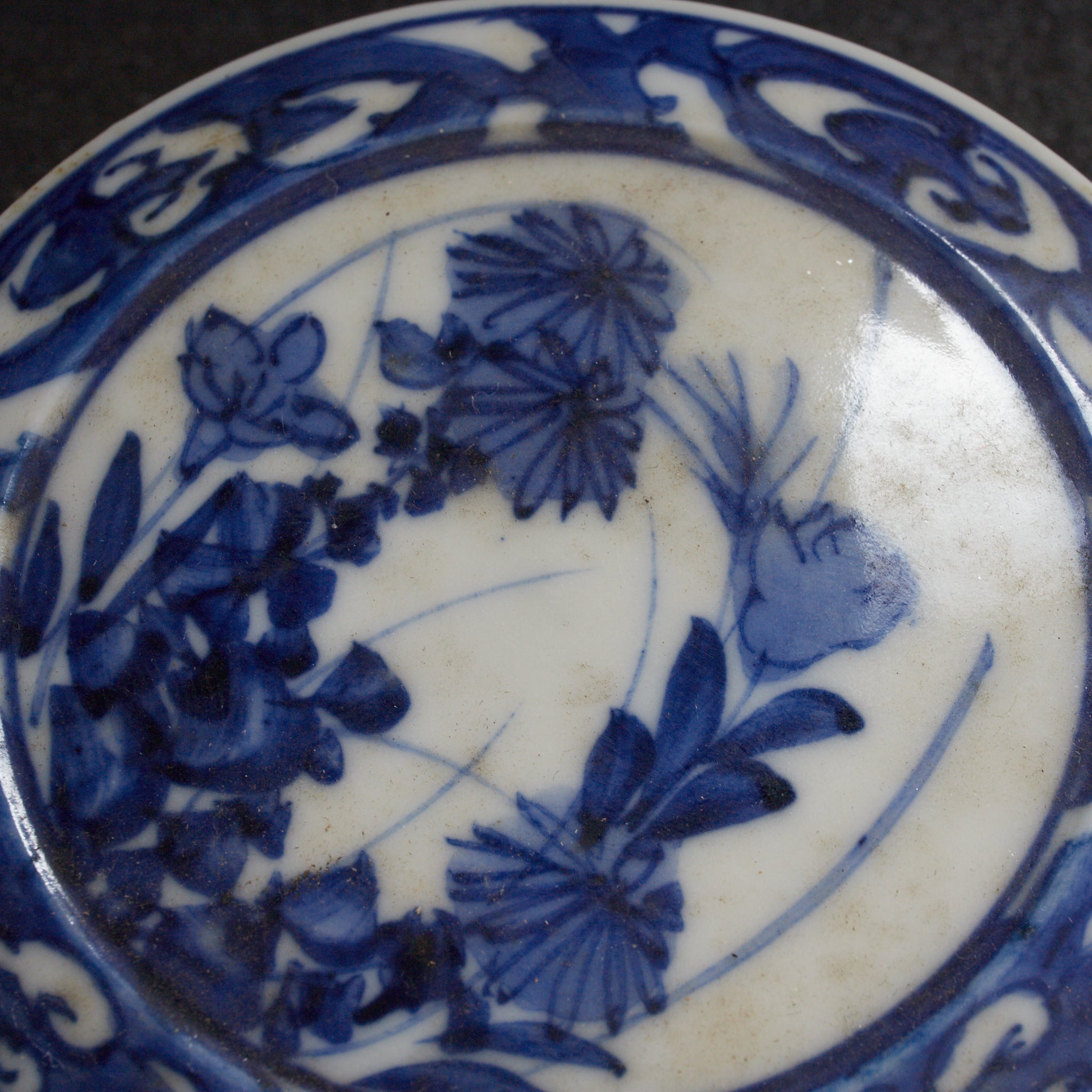 BOL PARA DULCES, Ko-Imari, con azul bajo cubierta diseño floral y vegetal, Período Edo–Meiji(1603–1912 d. C.)