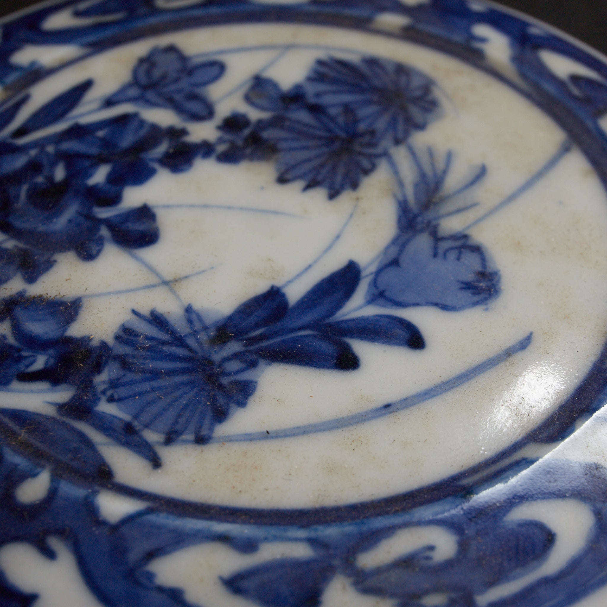 BOL PARA DULCES, Ko-Imari, con azul bajo cubierta diseño floral y vegetal, Período Edo–Meiji(1603–1912 d. C.)