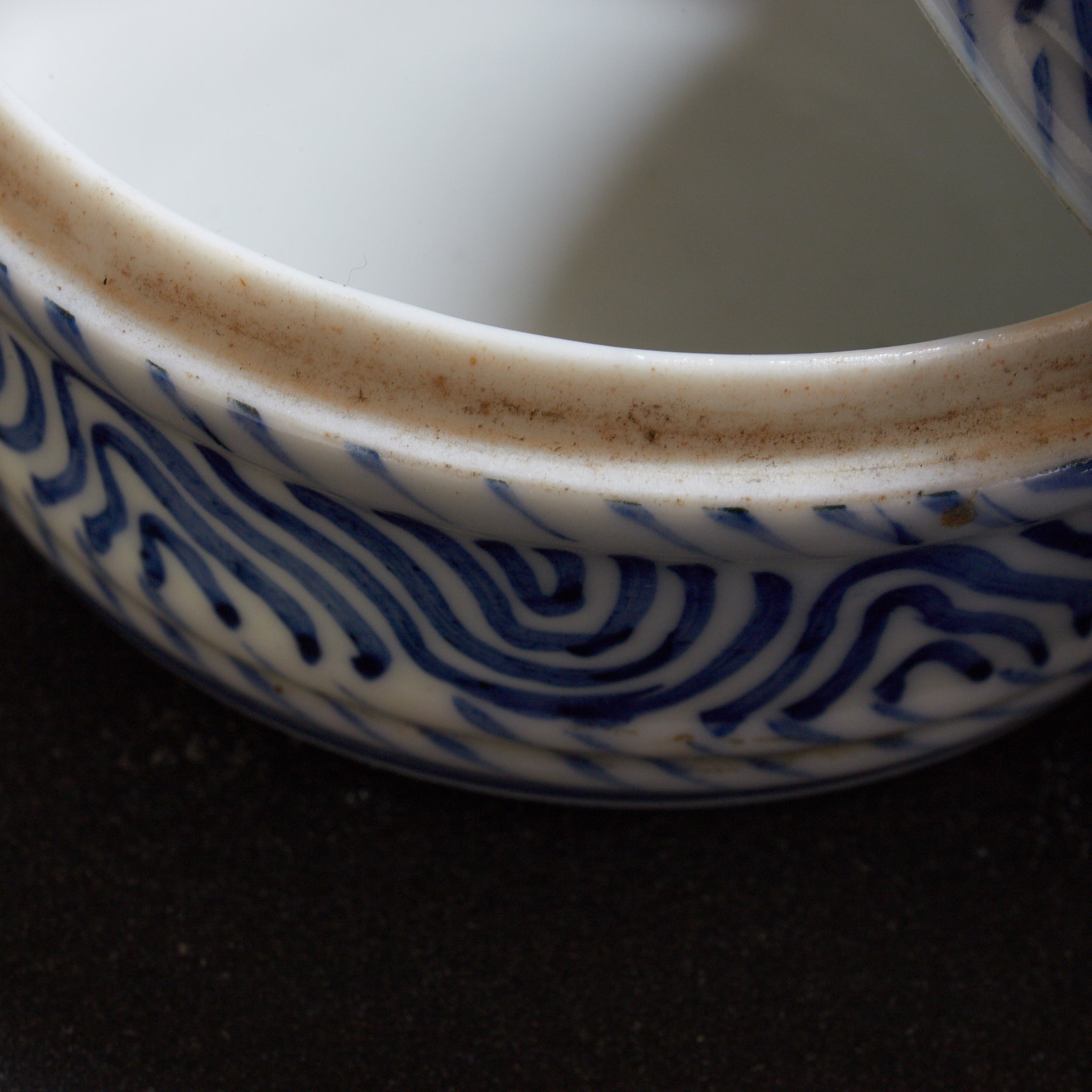 BOL PARA DULCES, Ko-Imari, con azul bajo cubierta diseño floral y vegetal, Período Edo–Meiji(1603–1912 d. C.)