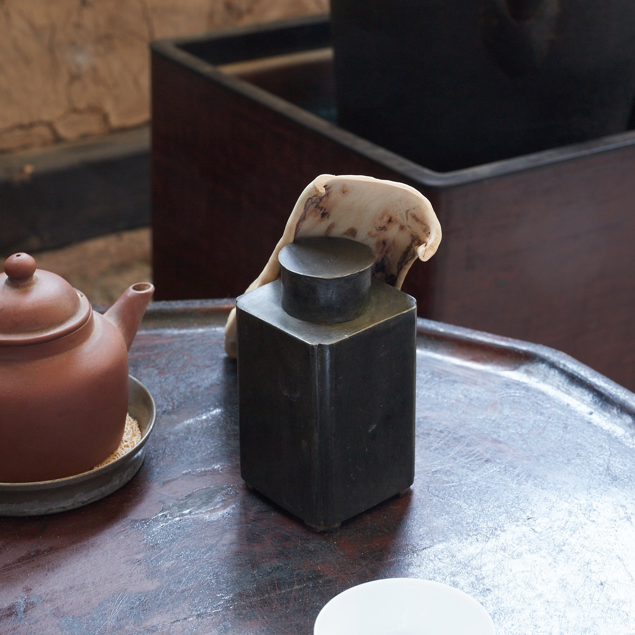 LATA DE TÉ DE ESTAÑO VIEJA, En forma de cuadrada, Dinastía Qing(1616–1911 d. C.)