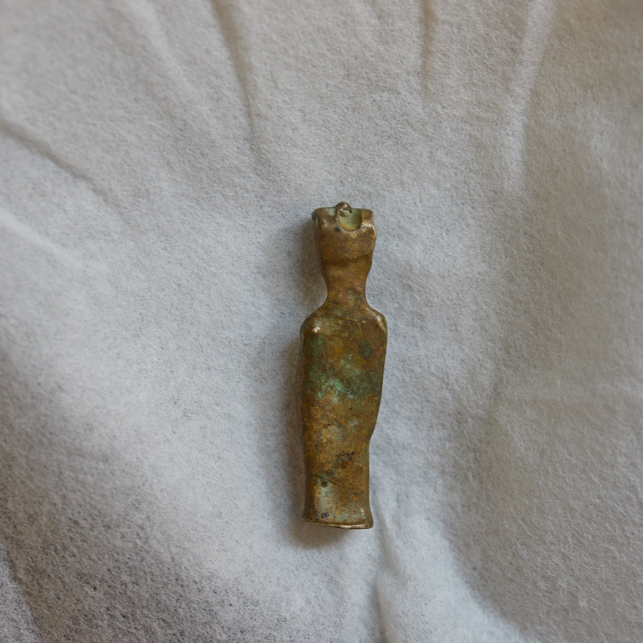 FIGURA BUDISTA EN MINIATURA DE COBRE VIEJA, Período Edo–Meiji(1603–1912 d. C.)