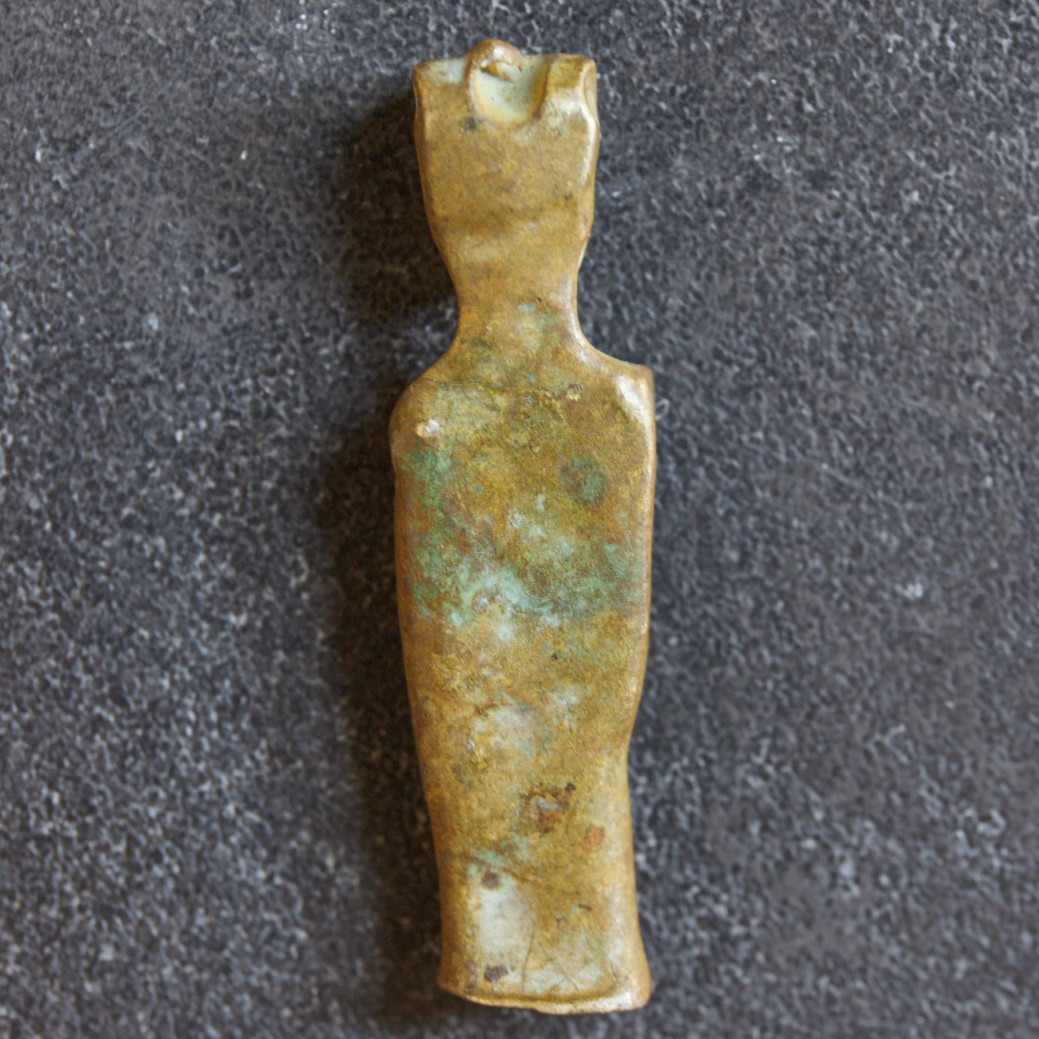 FIGURA BUDISTA EN MINIATURA DE COBRE VIEJA, Período Edo–Meiji(1603–1912 d. C.)